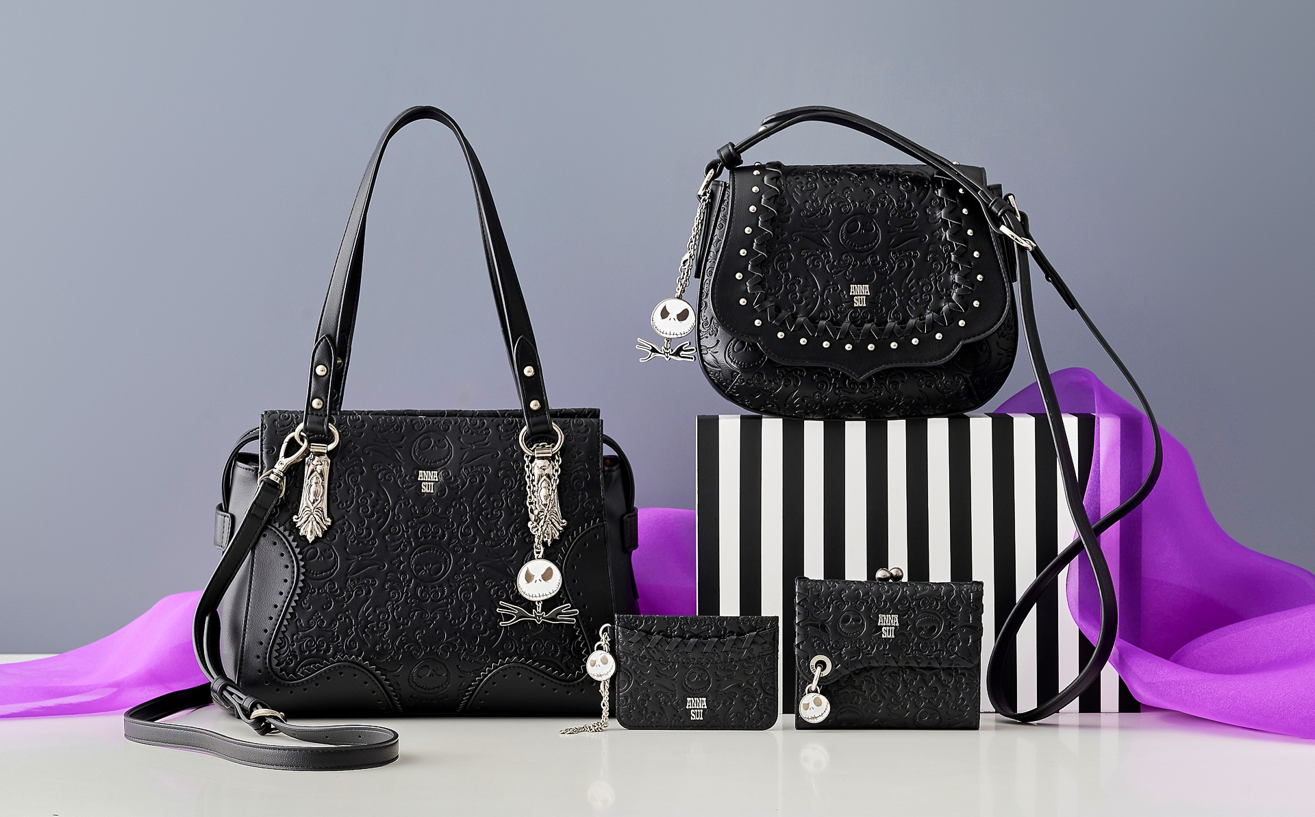 ディズニーストアで、「ティム・バートン ナイトメアー・ビフォア・クリスマス」とアナ スイの共同企画アイテムが発売される