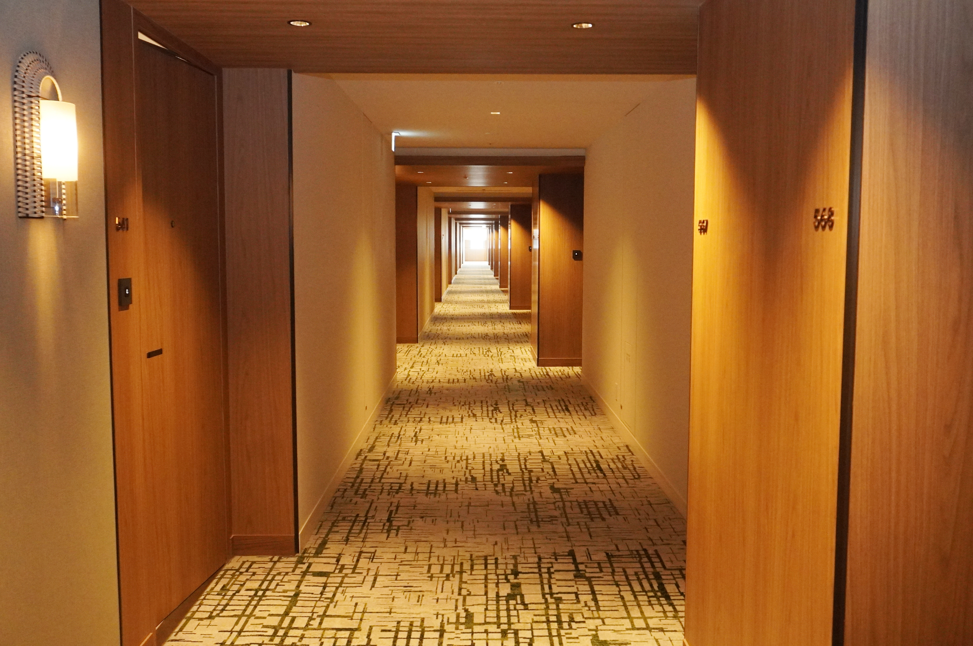 客室がある3～7階の各フロアにウォーターサーバーを設置。環境に配慮して、部屋にはペットボトルではなく専用のウォーターボトルが用意されています