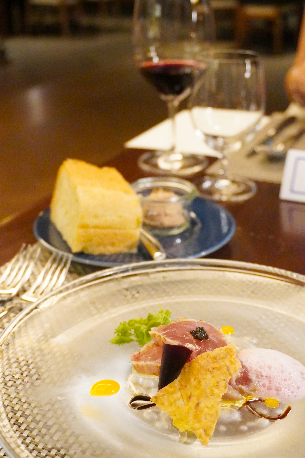 コースは前菜「宮古島産マグロのカルパッチョ」からスタート