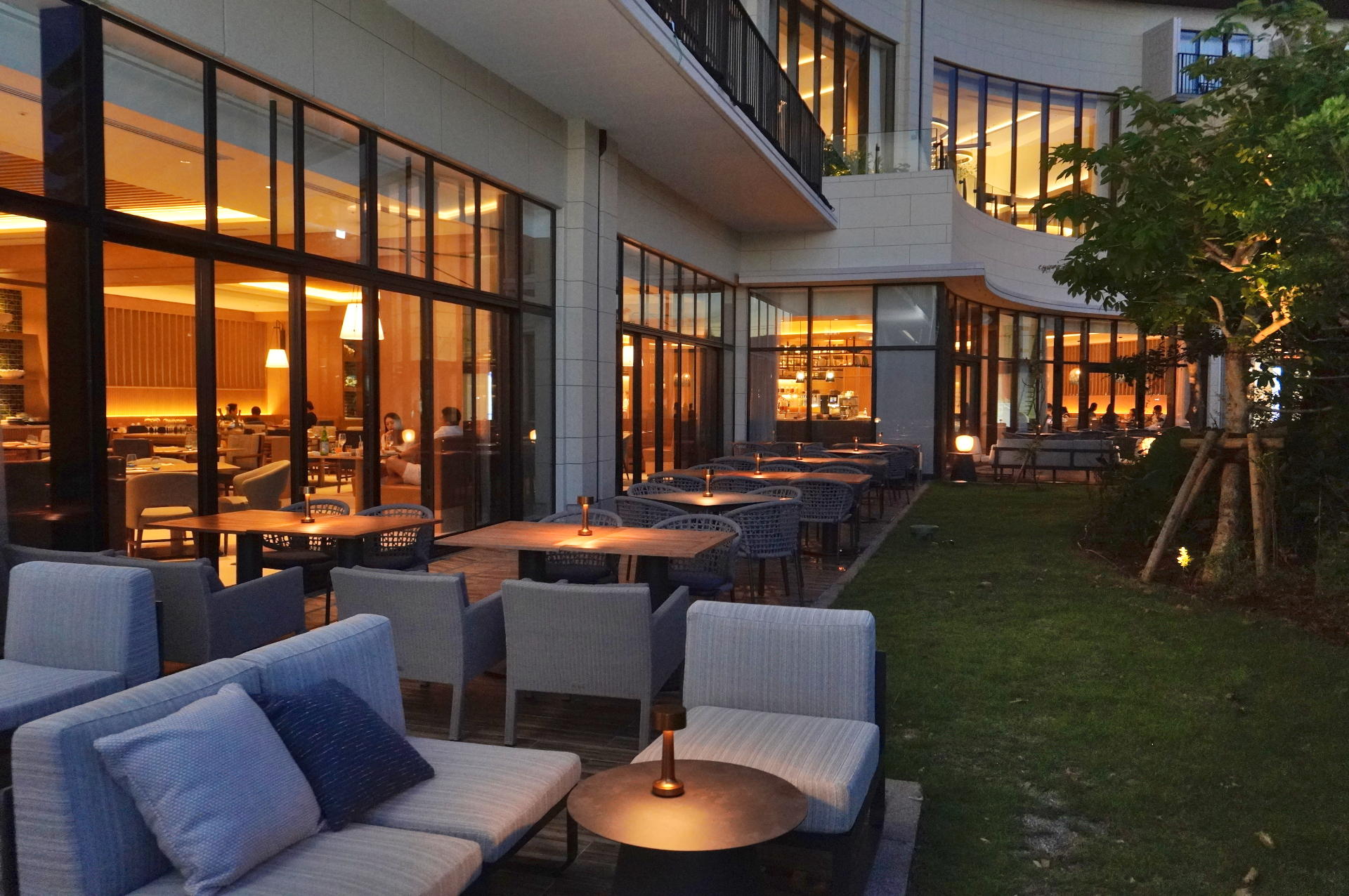 夜になるとライトアップされたテラス席もムード満点