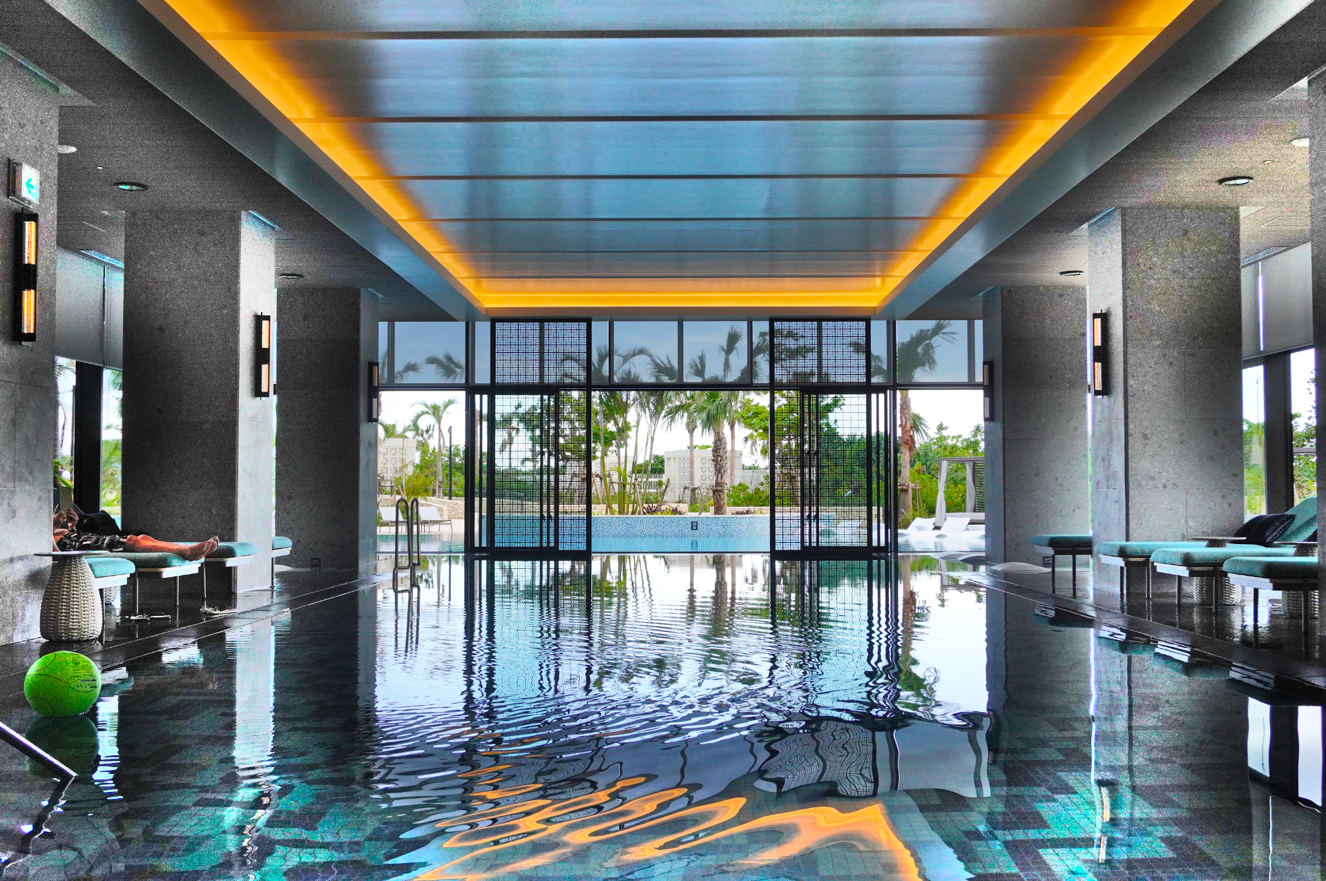 屋内外に5つのプール