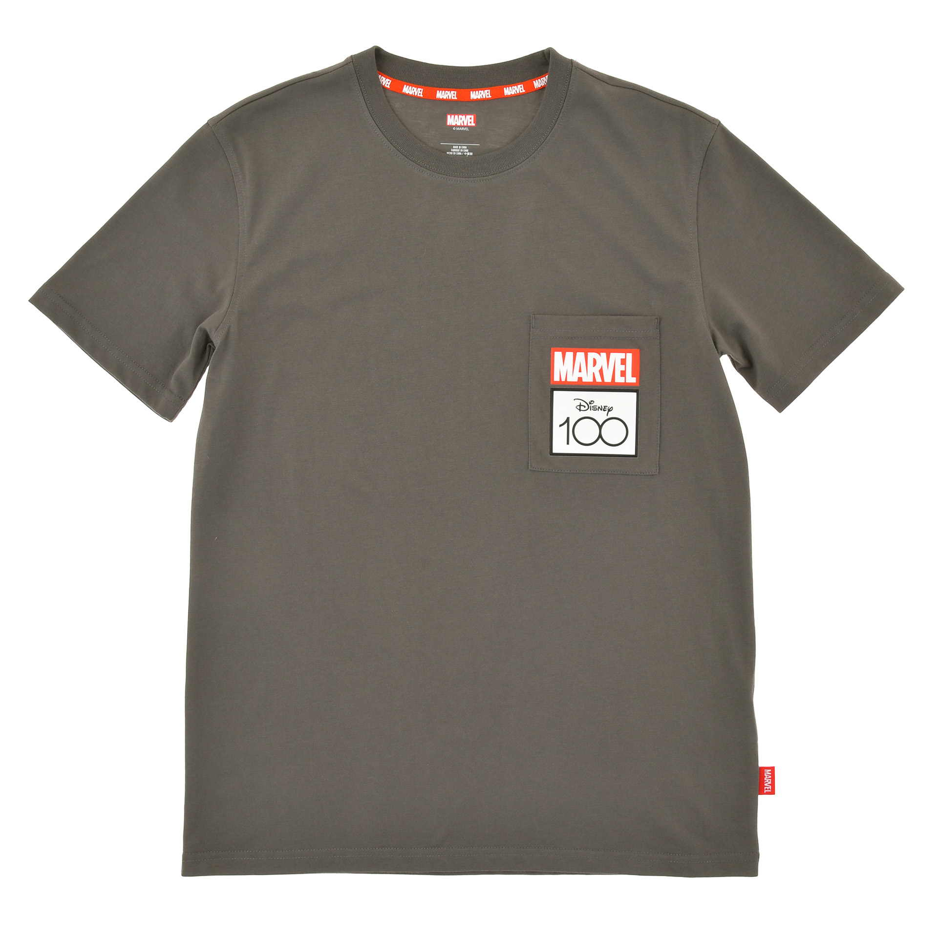 バックはマーベル・コミックスの表紙が並び、フロントにはロゴが