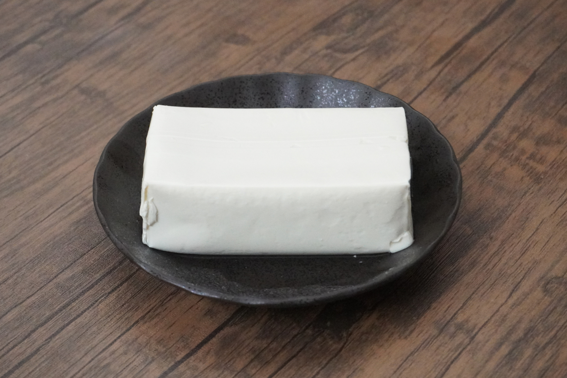 一般的に売られている豆腐のサイズと同じくらい