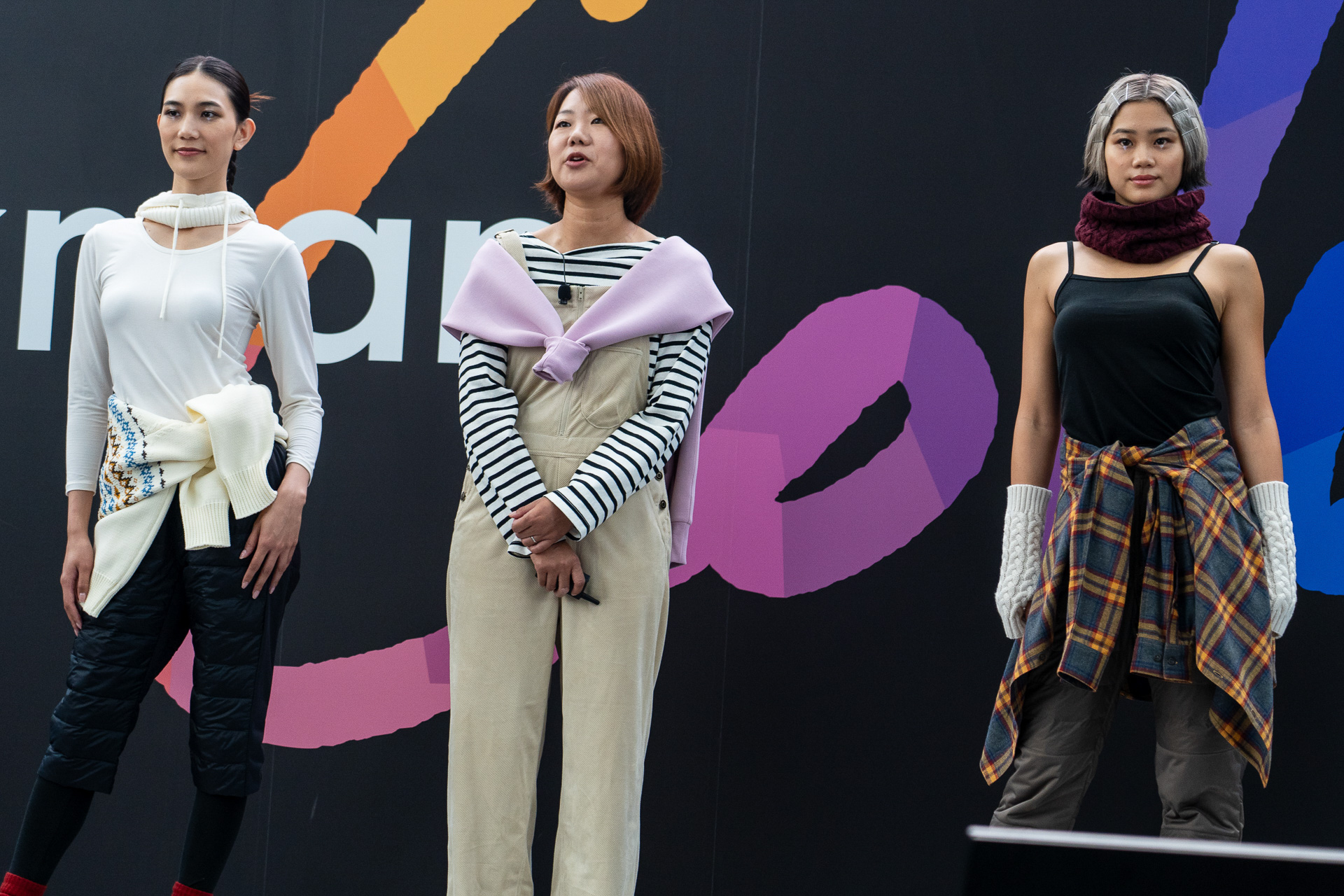 新展開のレディースインナーを身に着けたモデルと、ワークマンの社外取締役兼YouTuberの濱屋理沙氏（中央）