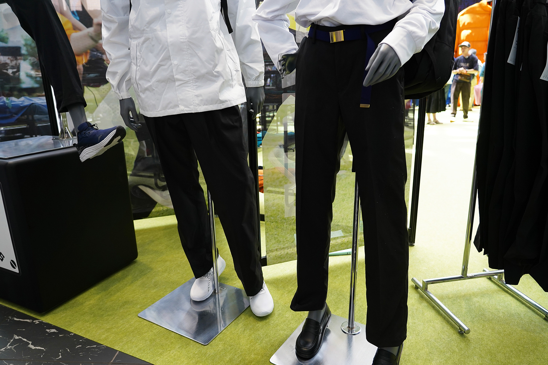 見た目はシンプルな黒のスラックスだが機能はいろいろ。背が伸びることを考慮して裾の長さを10段階で調節できたり、ウエスト部分がストレッチが効いていたり、色が落ちにくく摩耗しにくいなど