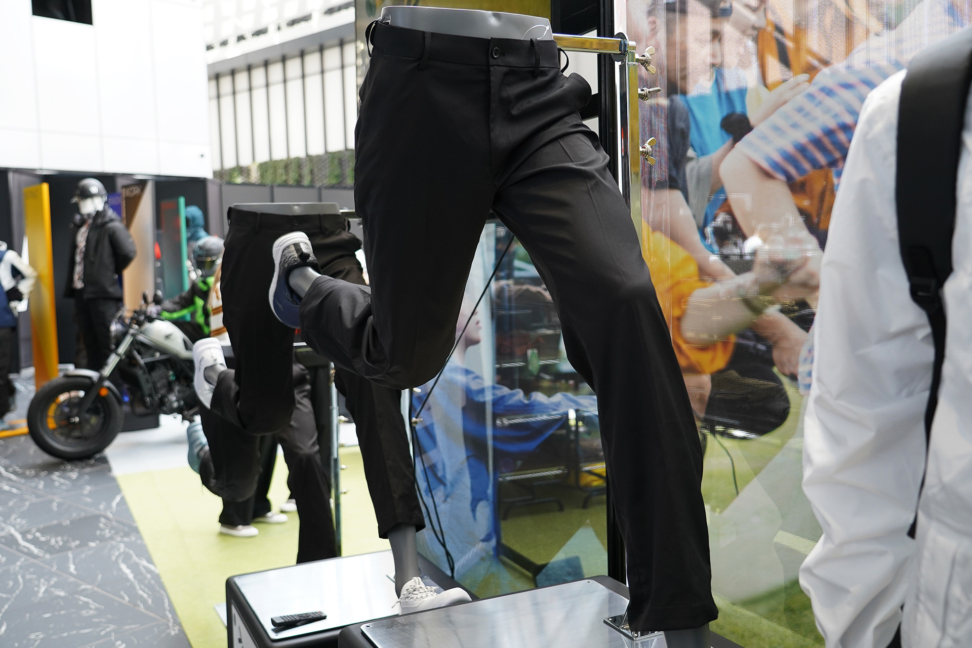 見た目はシンプルな黒のスラックスだが機能はいろいろ。背が伸びることを考慮して裾の長さを10段階で調節できたり、ウエスト部分がストレッチが効いていたり、色が落ちにくく摩耗しにくいなど