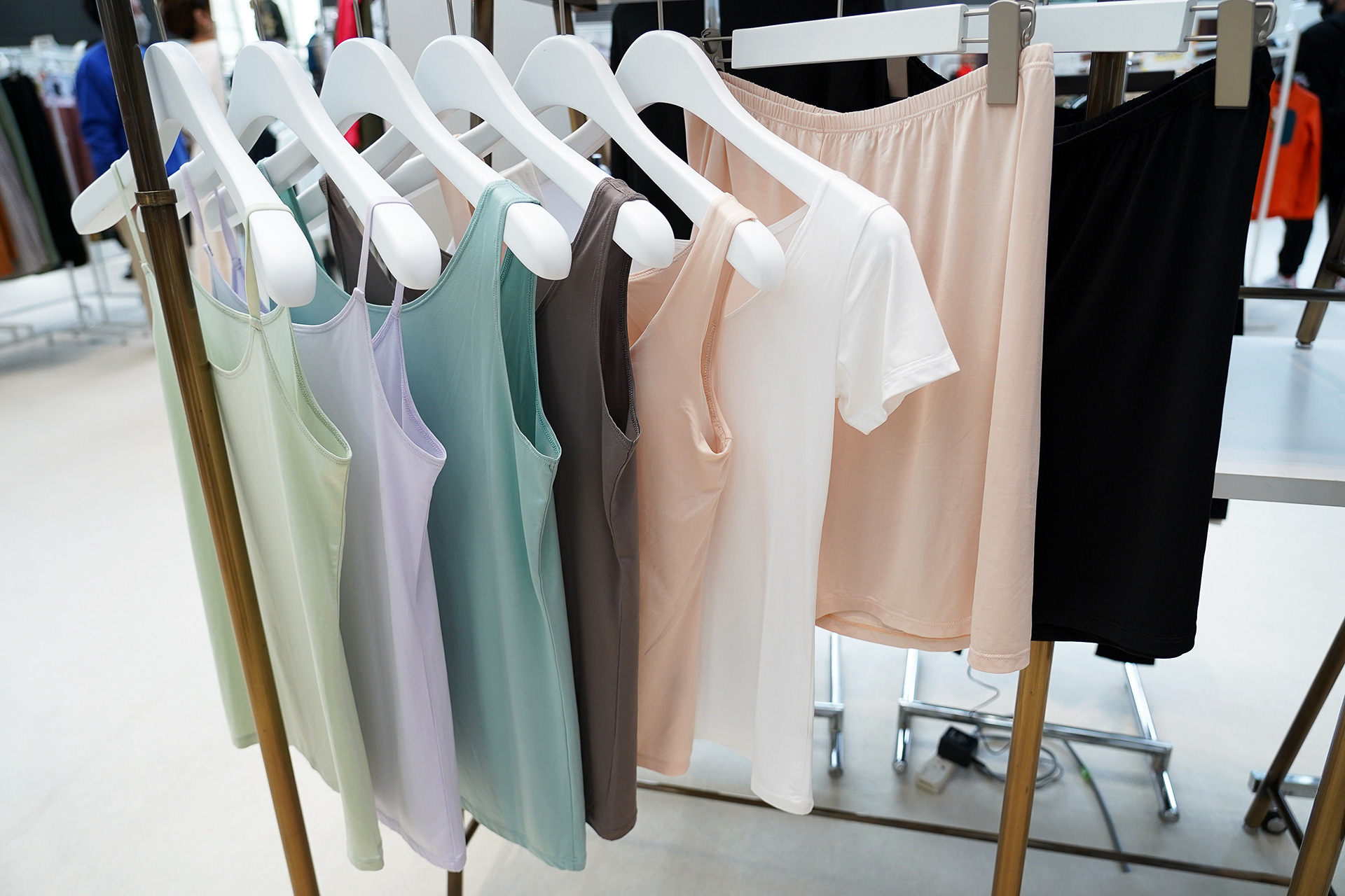 ボディクリームは背中は塗りにくい。そこでこのインナー。洗濯しても保湿効果は続くという