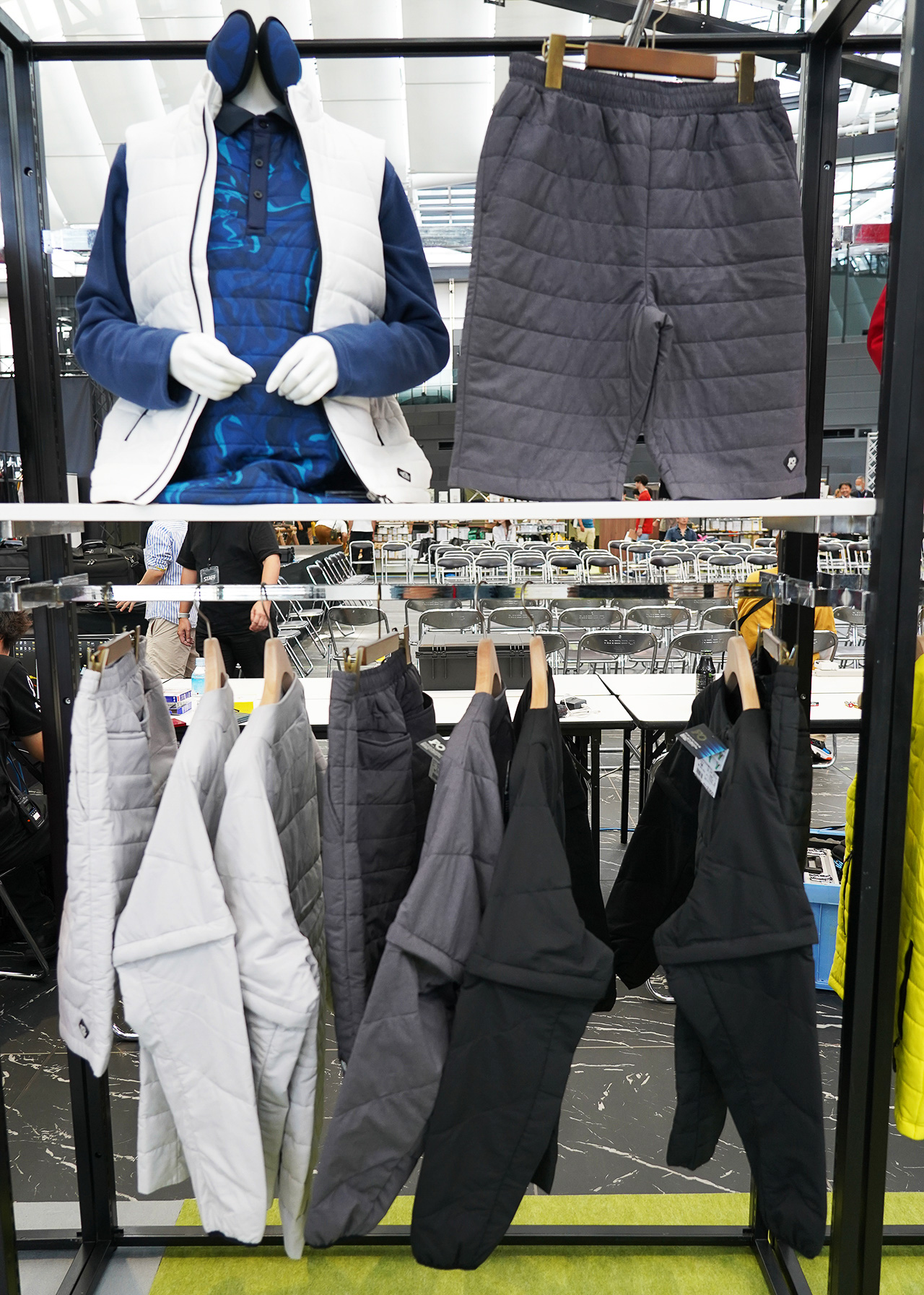 3Dパターンで動きやすい「DROPTECH中綿セパレートブルゾン」は2900円