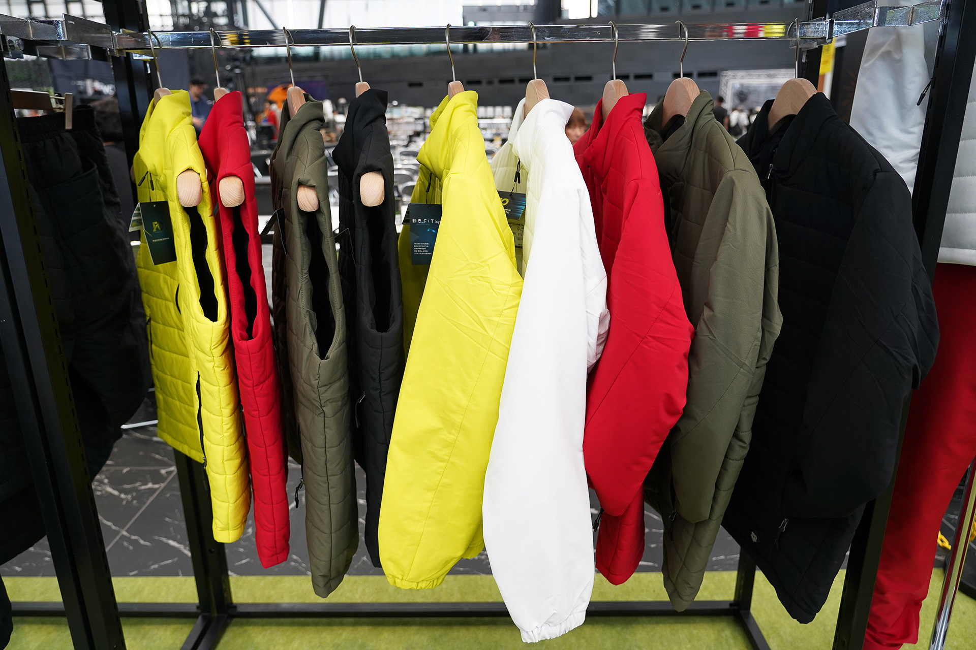 キャップやイヤーマフラー、防風フリースミトングローブなど小物も充実のワークマンのゴルフウェア