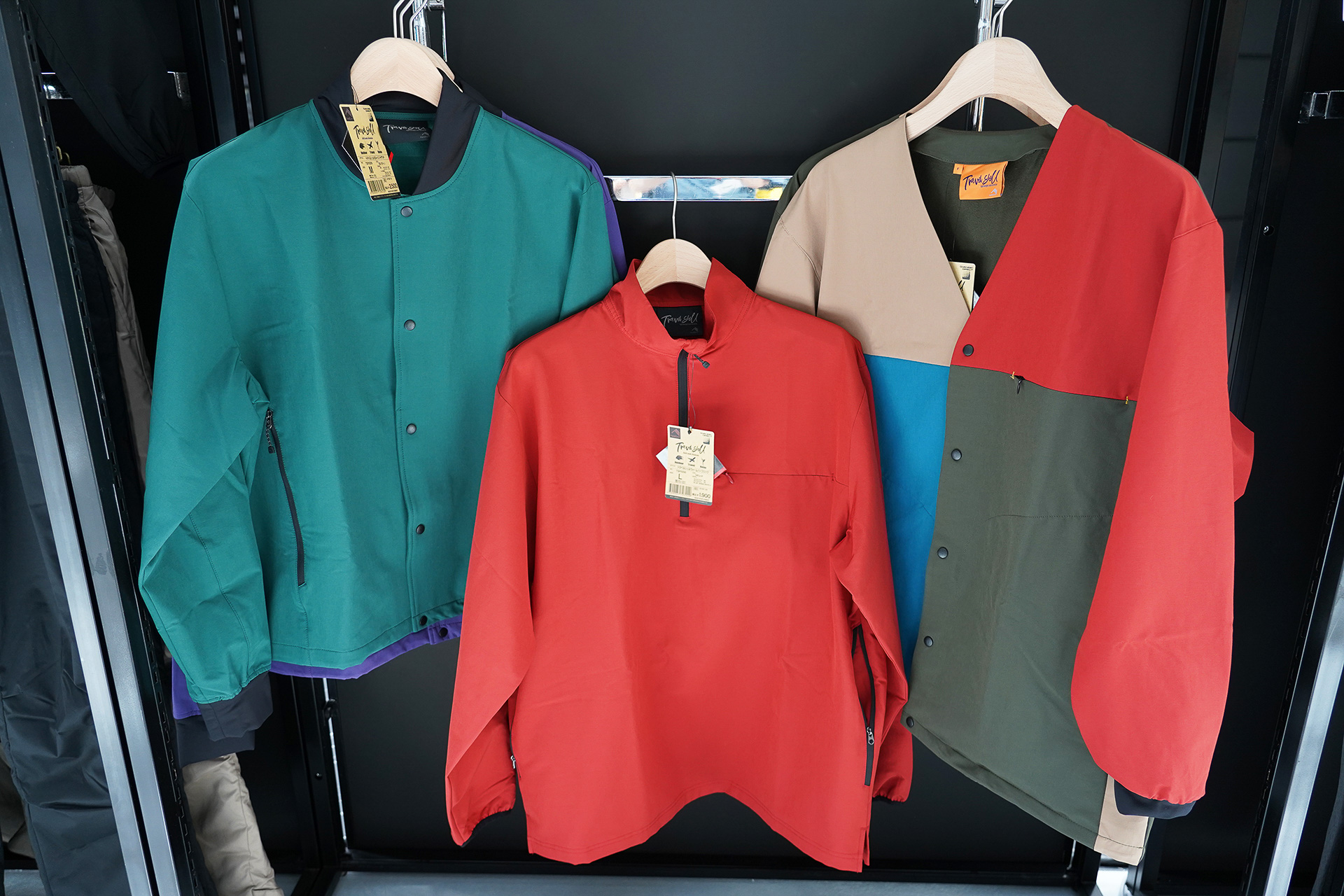 トラベルシェルシリーズシリーズには、カレッジジャケット（左）ウォームカーディガン（右）、ウォームハーフジップ（中央）が新商品で登場