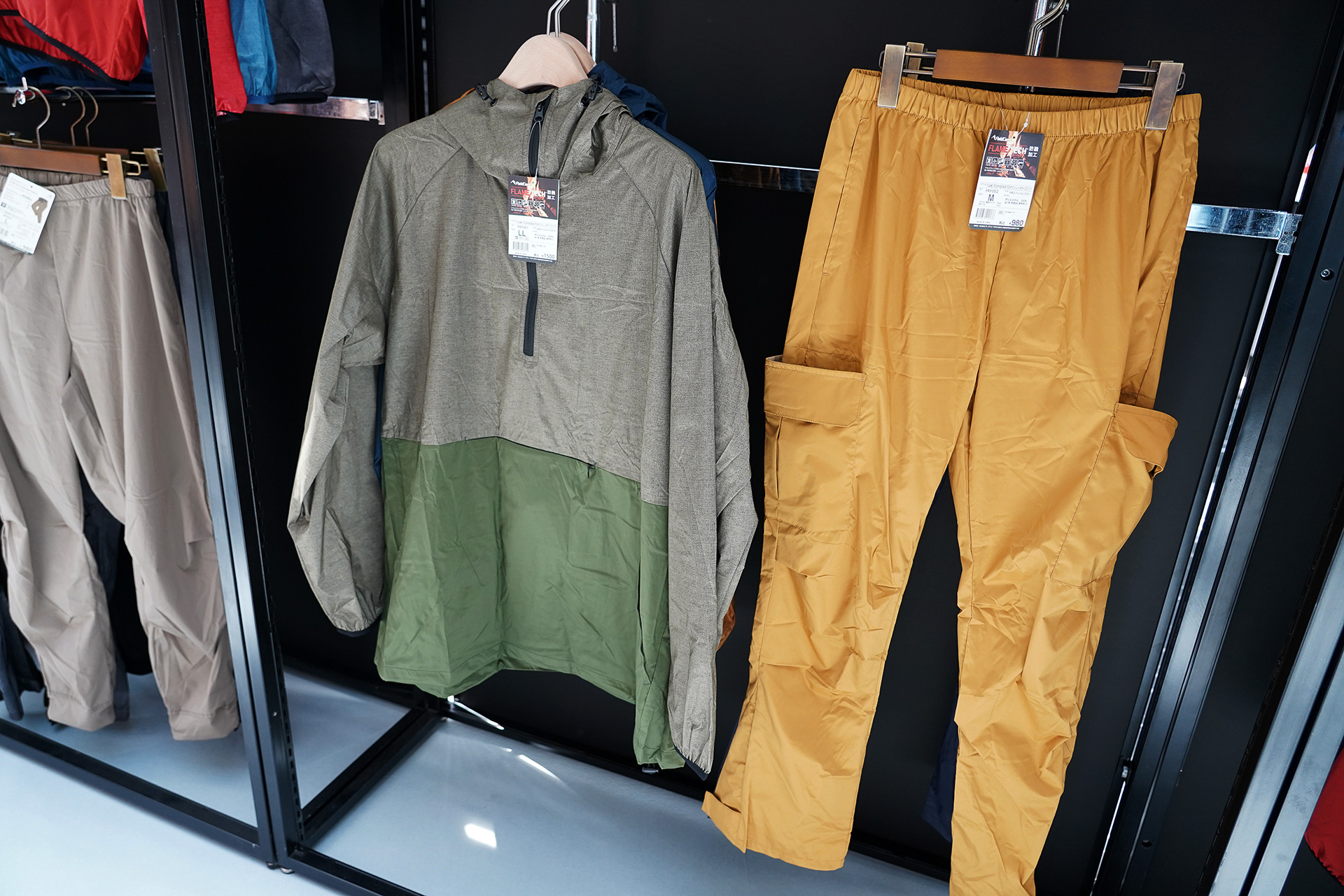 FLAME-TECH×REPAIR TECHストレッチアノラック（1500円）とストレッチカーゴパンツ（980円）は各3色展開。高密度素材を使った丈夫な生地なのにこの値段