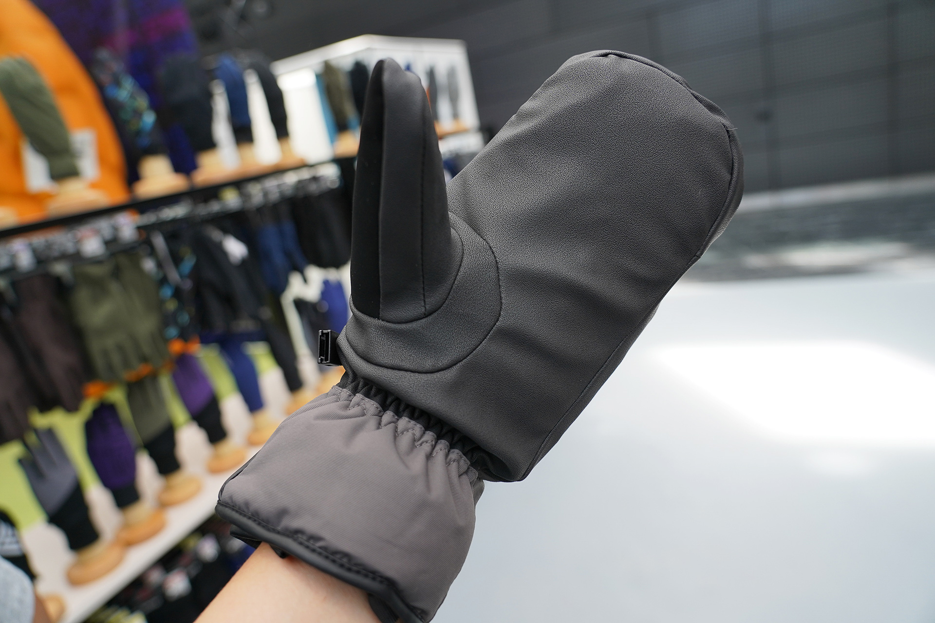 スキーやスノボで使える「防水防寒ディアファイバーボールミトングローブ（2900円）」はグローブ内が5本指に分かれている操作性のいいミトングローブ