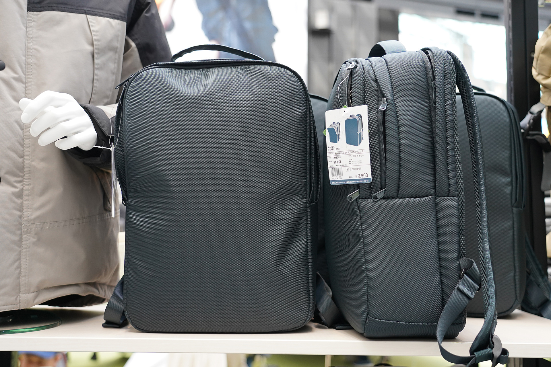 新製品ではないかもしれないが目に留まった「型崩れしにくいビジネスリュック（3900円）」は容量約15L。ネイビー