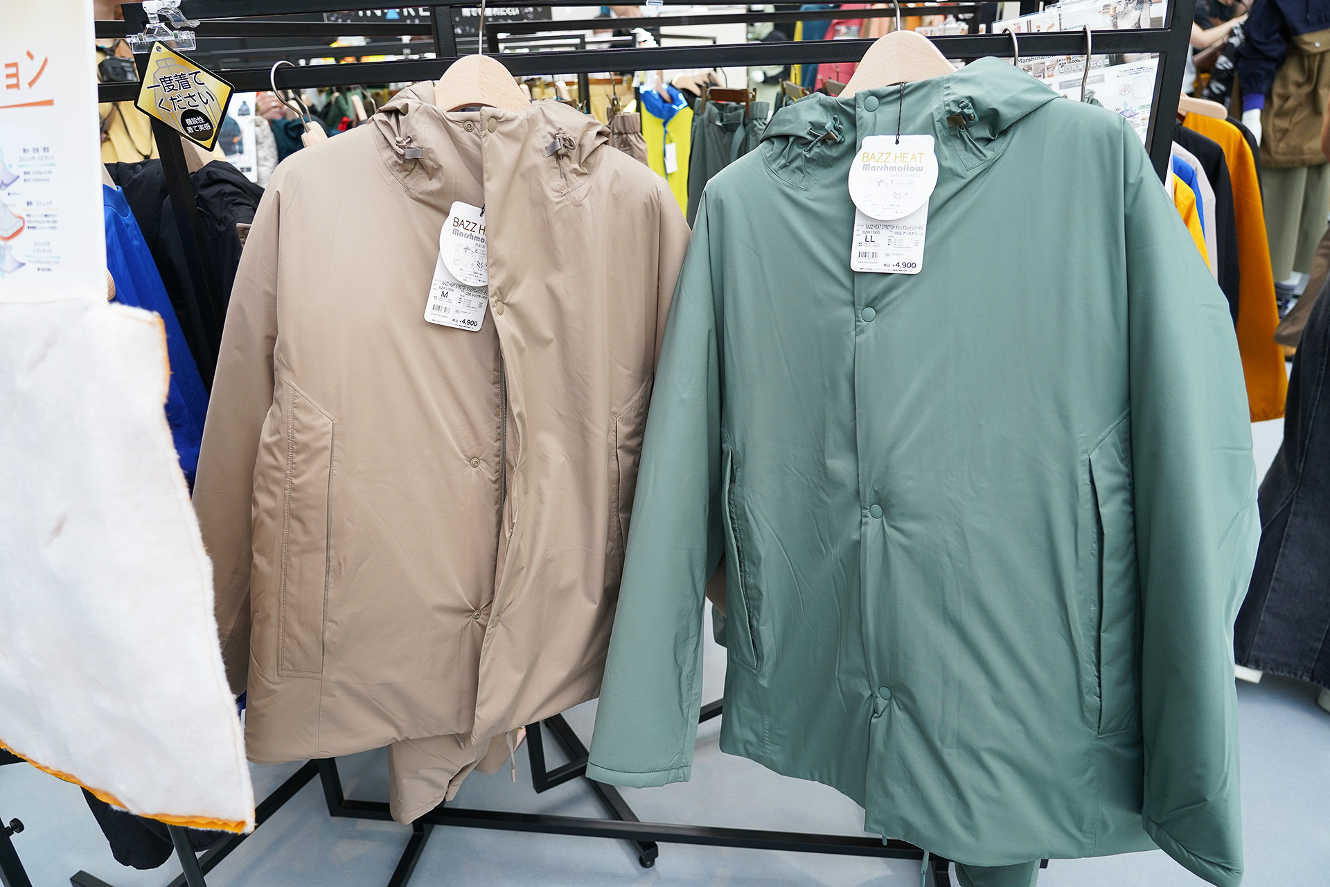 BAZZ HEAT STRETCHマシュマロレインフーディ（4900円）はマシュマロのようなソフトな着心地の防寒レインウェア。3色