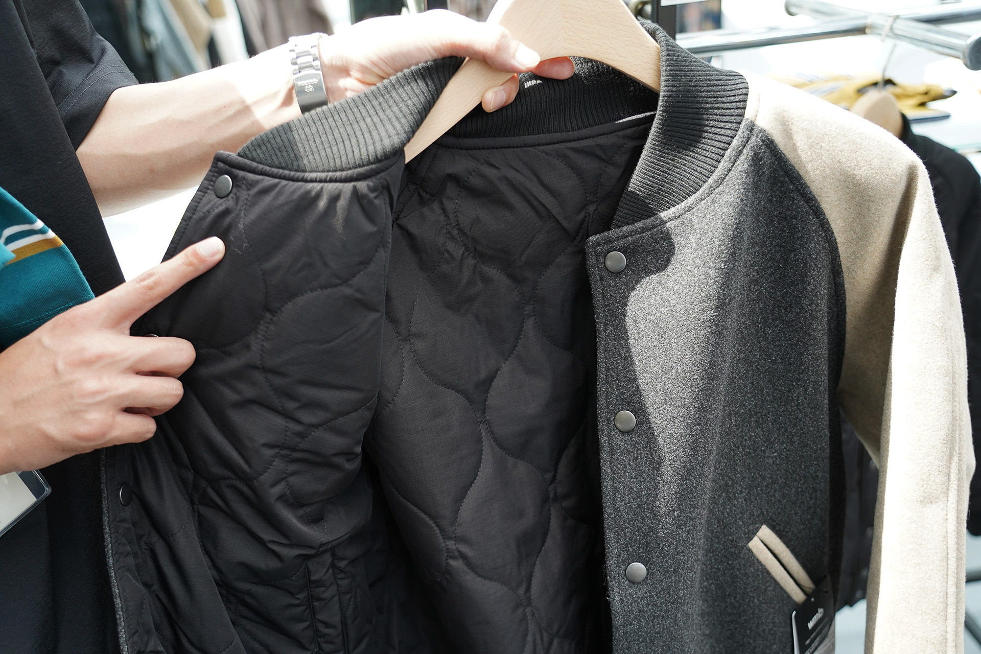 トレンドのスタジャンはリバーシブル