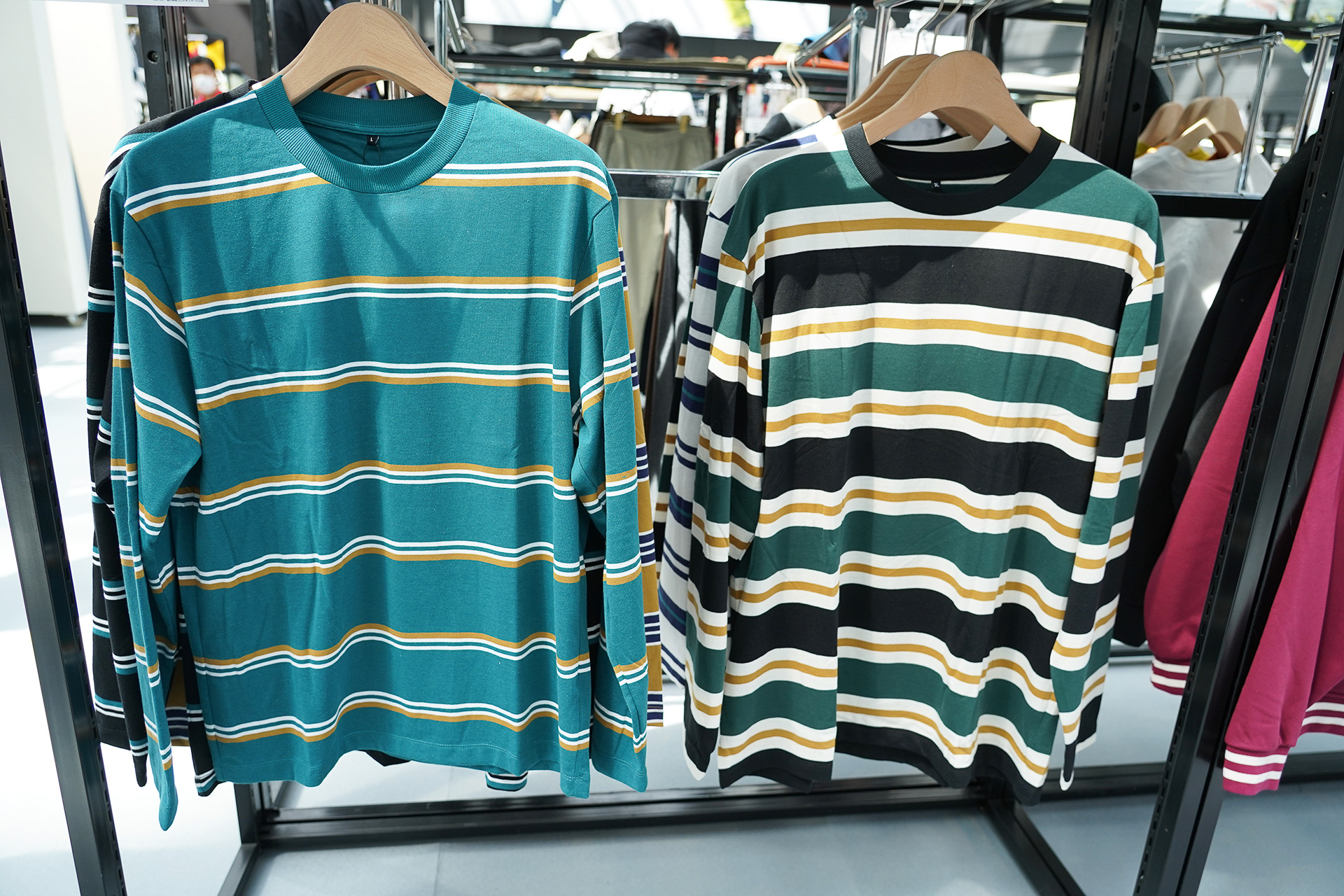 カラーボーダー長袖Tシャツ（980円）