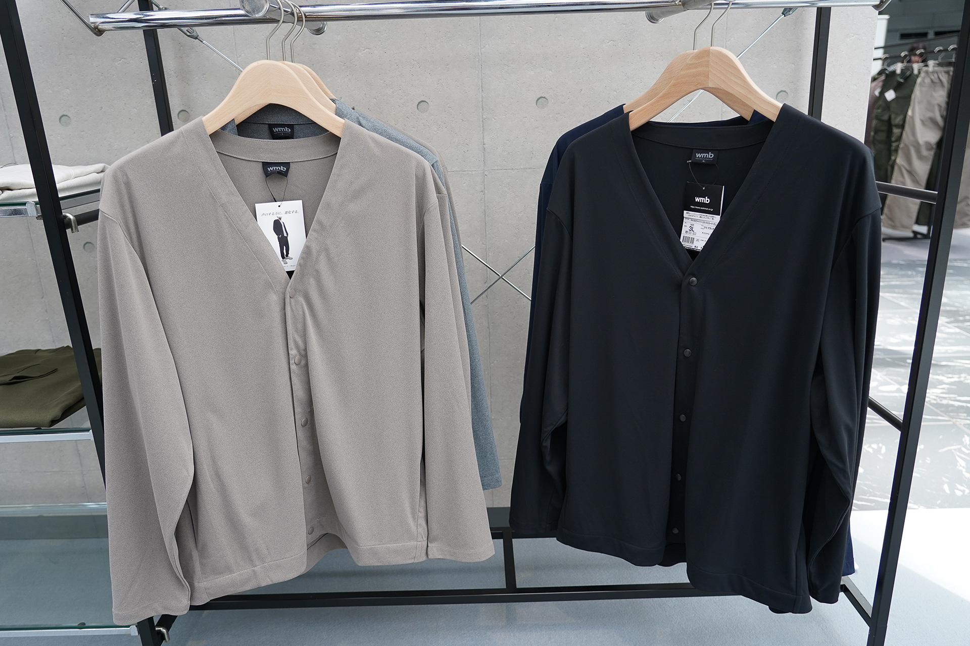 マイクロファイバーリラックスカーディガン（1500円）は適度なハリもあってストレッチ性も