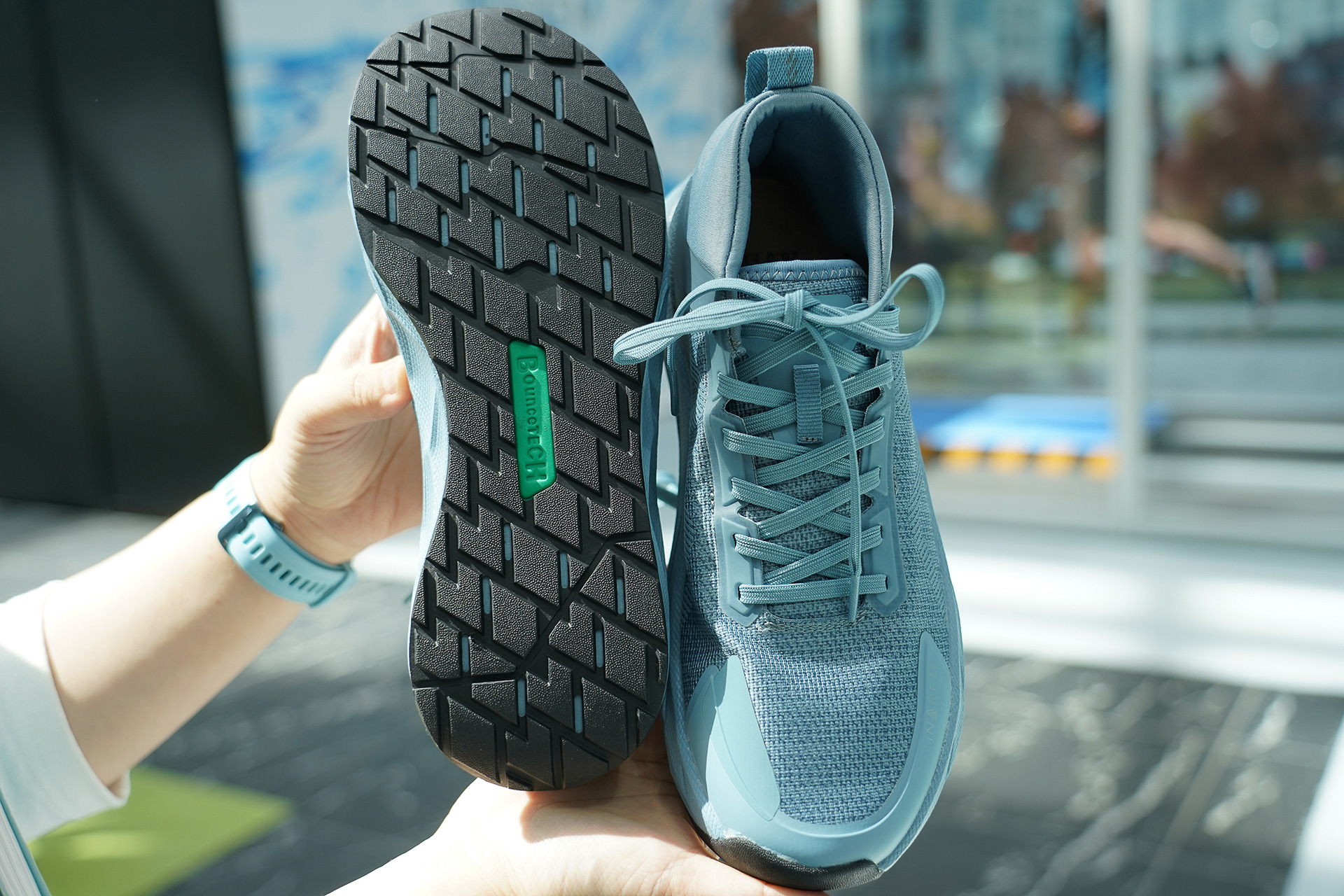 防水シューズ ハイバウンスレイン（2900円）は雨のひも走れる高機能シューズ