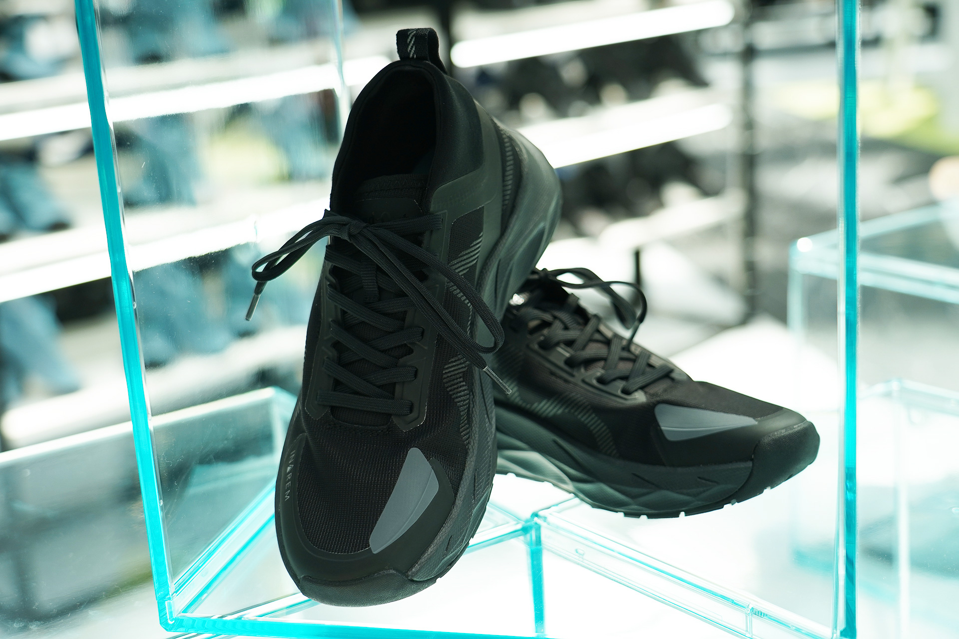 ブルーと黒の2色展開。24.5cm～