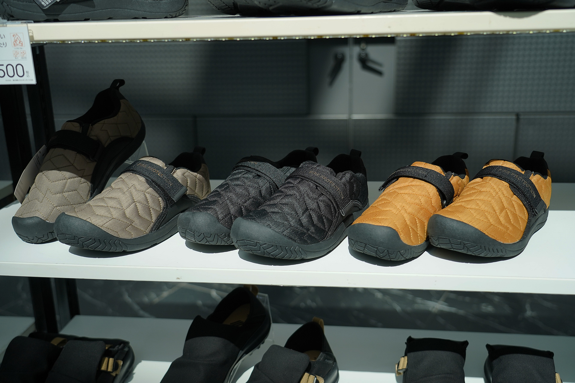 火の粉に強くてキャンプにぴったりな「防寒防炎キャンパーモック」は2500円。右のブラウンは限定色で＃ワークマン女子で販売