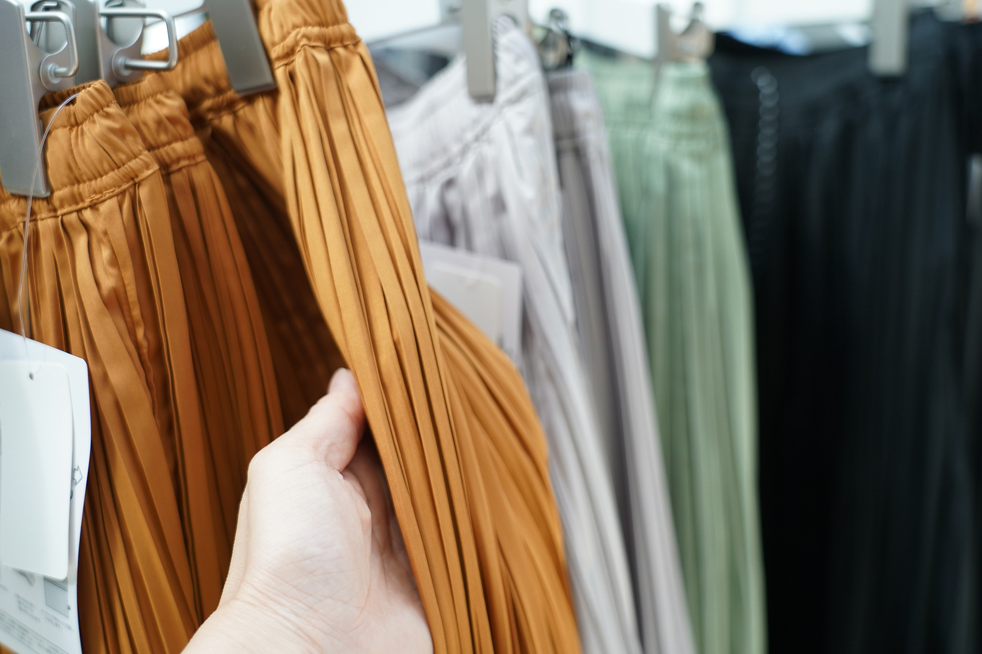 カラーはグレージュ、カーキ、ブラックなど