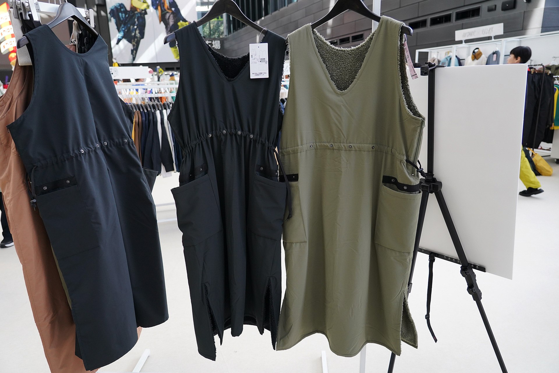 ホームギアウォームドレス（3900円）は前にも後ろどちらにも付けられる小物ケース付き。ワークマン商品で初めて商品名に「ドレス」がついたのだとか。MLの2サイズ