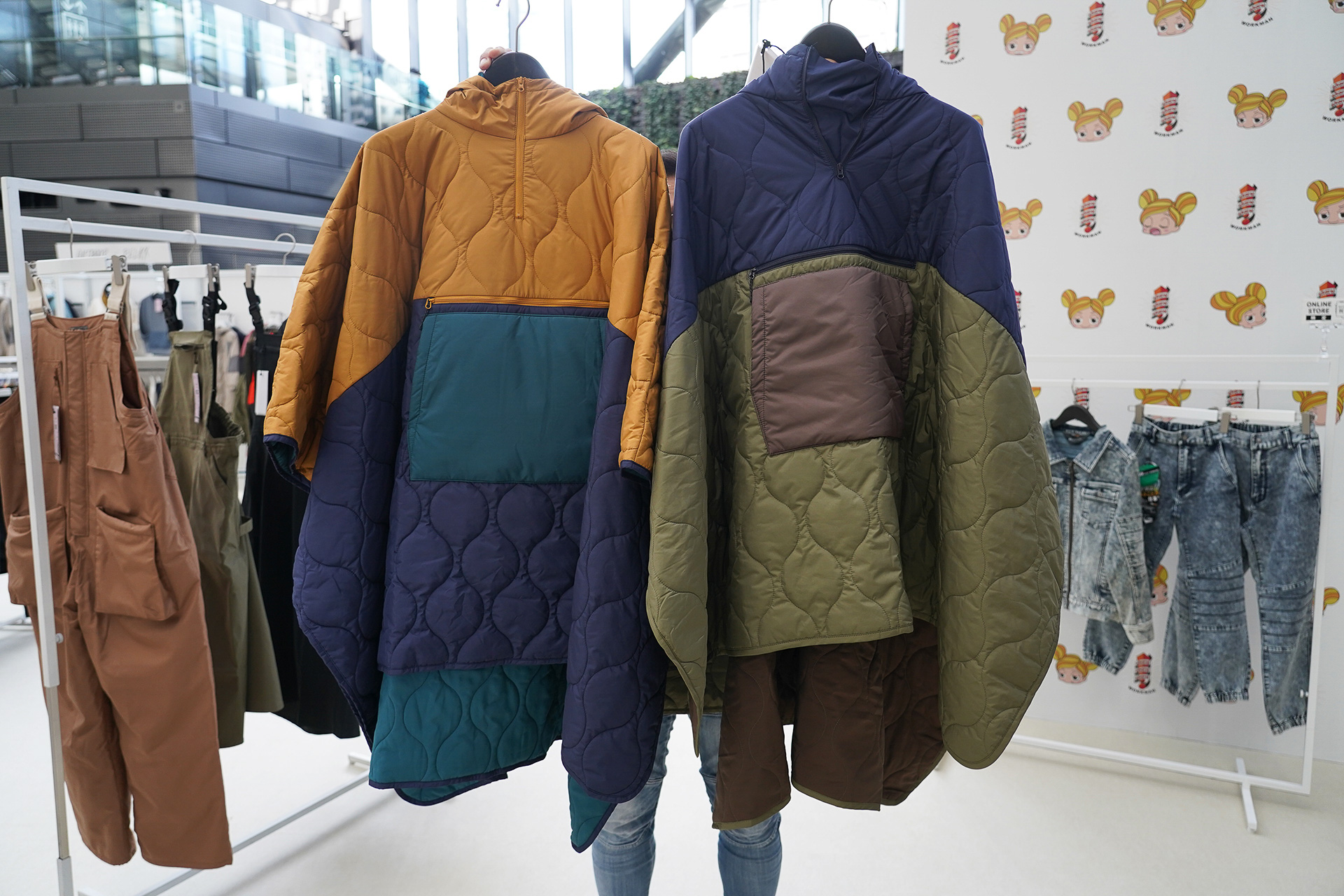 こちらもオンライン注文限定で店舗で受け取ることができるモモンガみたいなポンチョ。焚き火で着たい