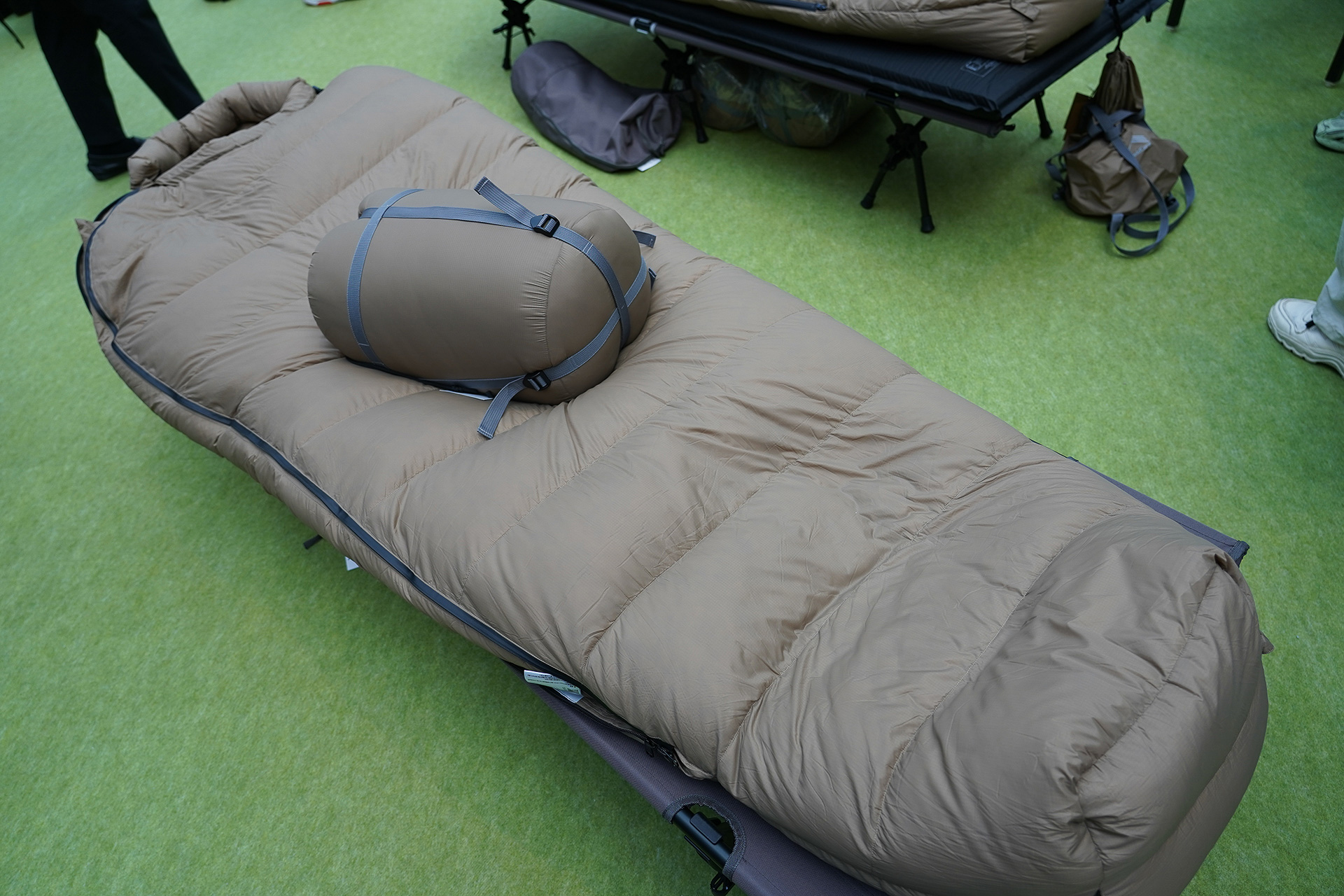 新製品のハイエストダウンジュラフは2万9800円と1万9800円という、ワークマンらしからぬ高価格帯。それだけに超本格仕様で高性能のイチオシ商品とのこと。寝袋を狙っている人は要チェック！　カラーは1色のみ