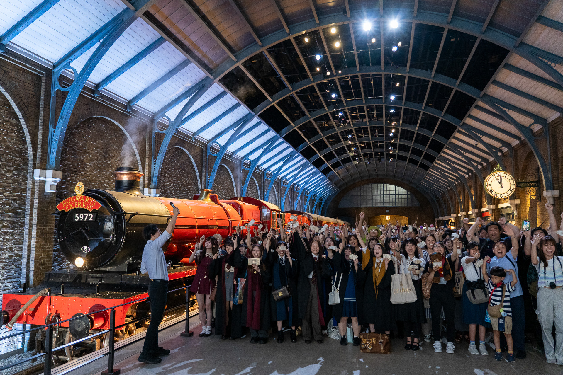 ホグワーツ特急の出発をカウントダウンして新学期スタートをお祝いしたゲストたち
