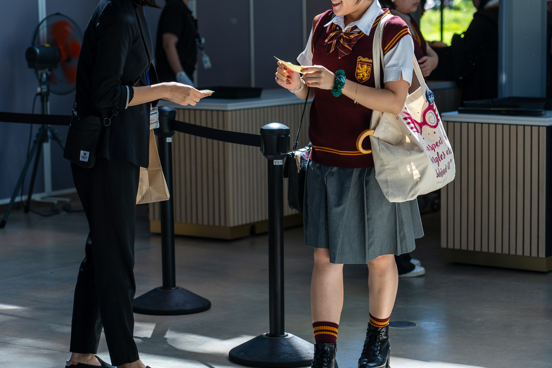 エントランスで特別ステッカーを受け取るゲストの皆さん。ローブ姿や制服姿のハリポタファンは9月1日が大切な日だというのをもちろんご存じなのだろう