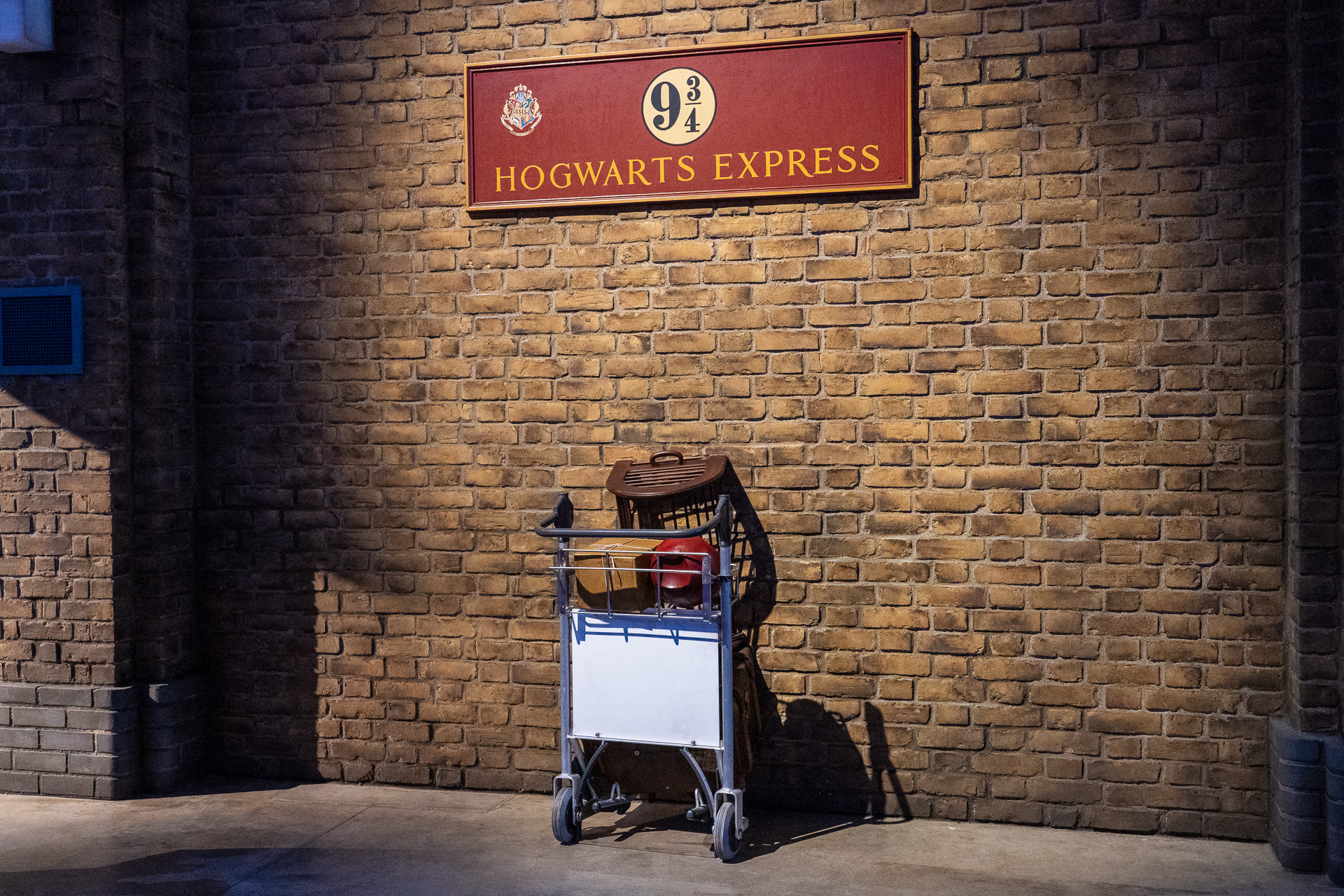 フォトスポットとなっているレンガの壁通り抜け