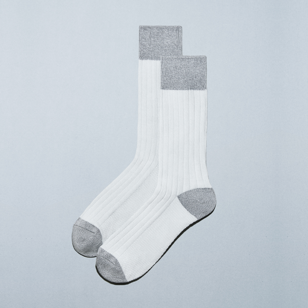 紳士用リブソックス。抗菌防臭加工でニオイにくい仕様。写真はオフホワイト＆グレー