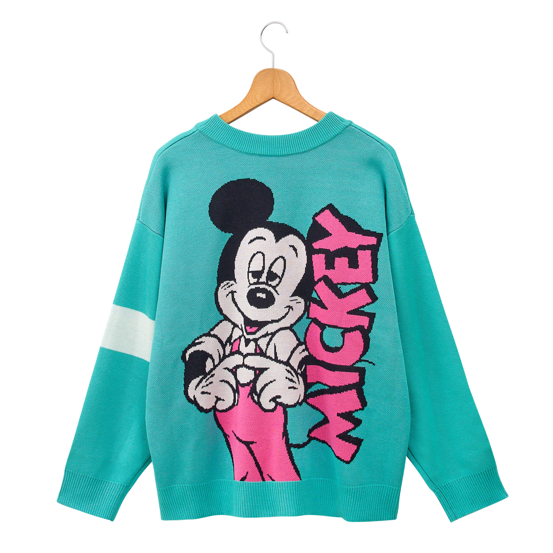 バックにはミッキーマウスを大胆に配置