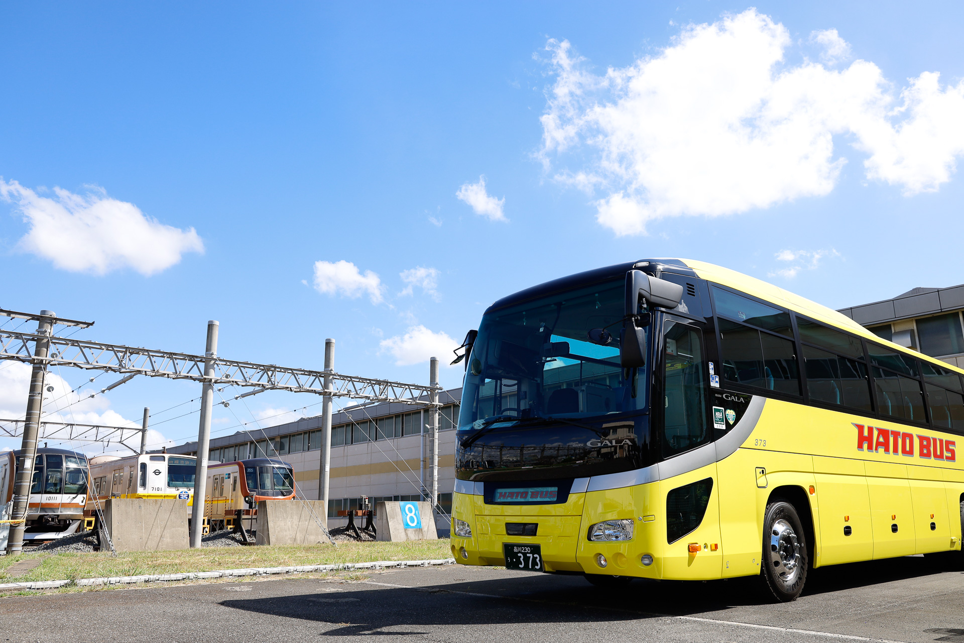 報道向けの撮影用として、会場のすぐ近くに駐められた送迎用のバス