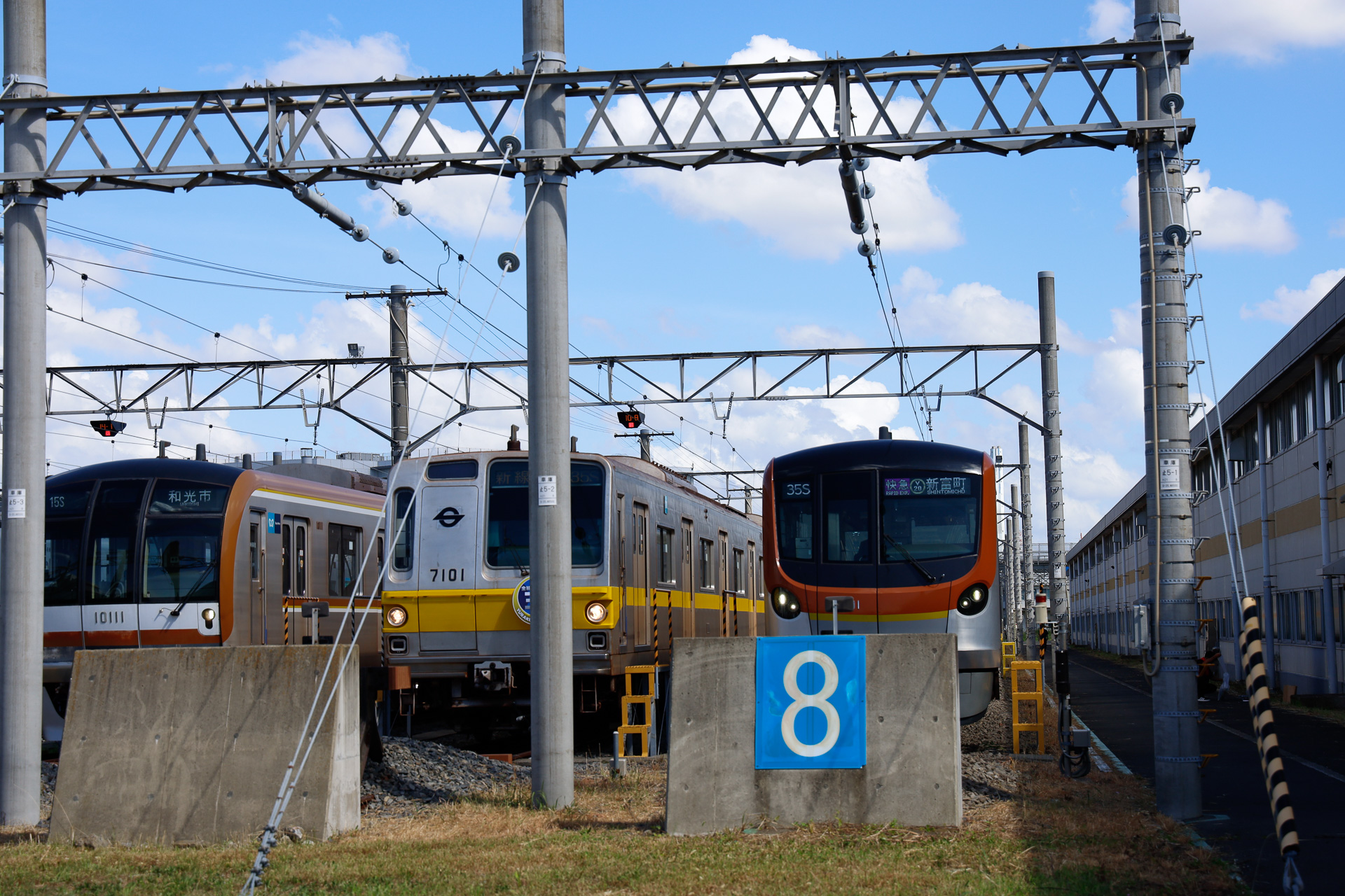 撮影会の現場は、車両基地の入口や事務棟から近い留置線が充てられた。安全の観点からいっても、構内を長々と移動しない方が好ましいのは当然であろう
