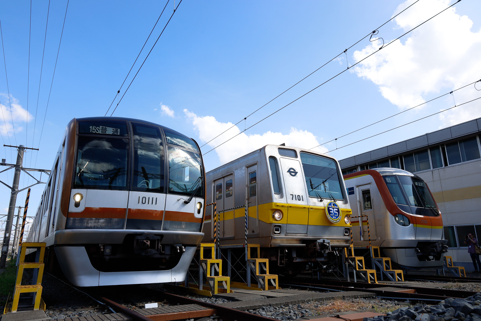 新木場方の3編成並び。留置線はほぼ南北に配されているので、こちらが順光側