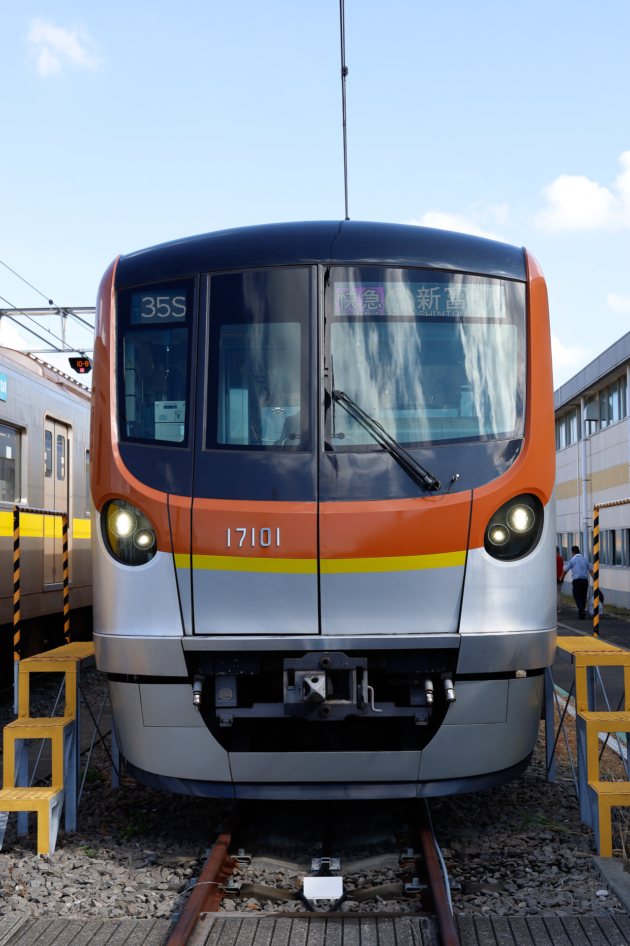 17000系は2021年2月に営業運行開始。10両編成と8両編成がある