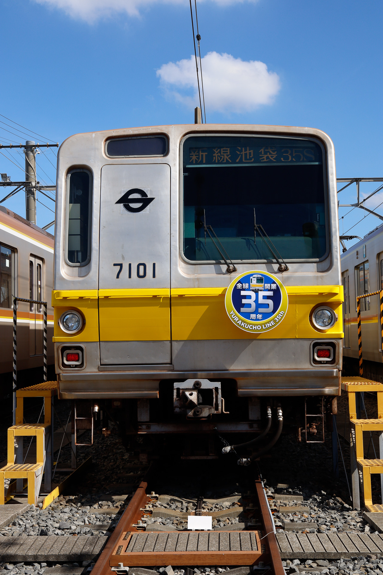 こちらは新木場方先頭車の7101号車。帯色がもとに戻されたほか、帝都高速度交通営団の「Sマーク」も付けられた。そのSマークが付いている窓がない部分は非常口で、これが手前にバタッと倒れてくると、その裏側に階段が付いているという秀逸なメカニズム