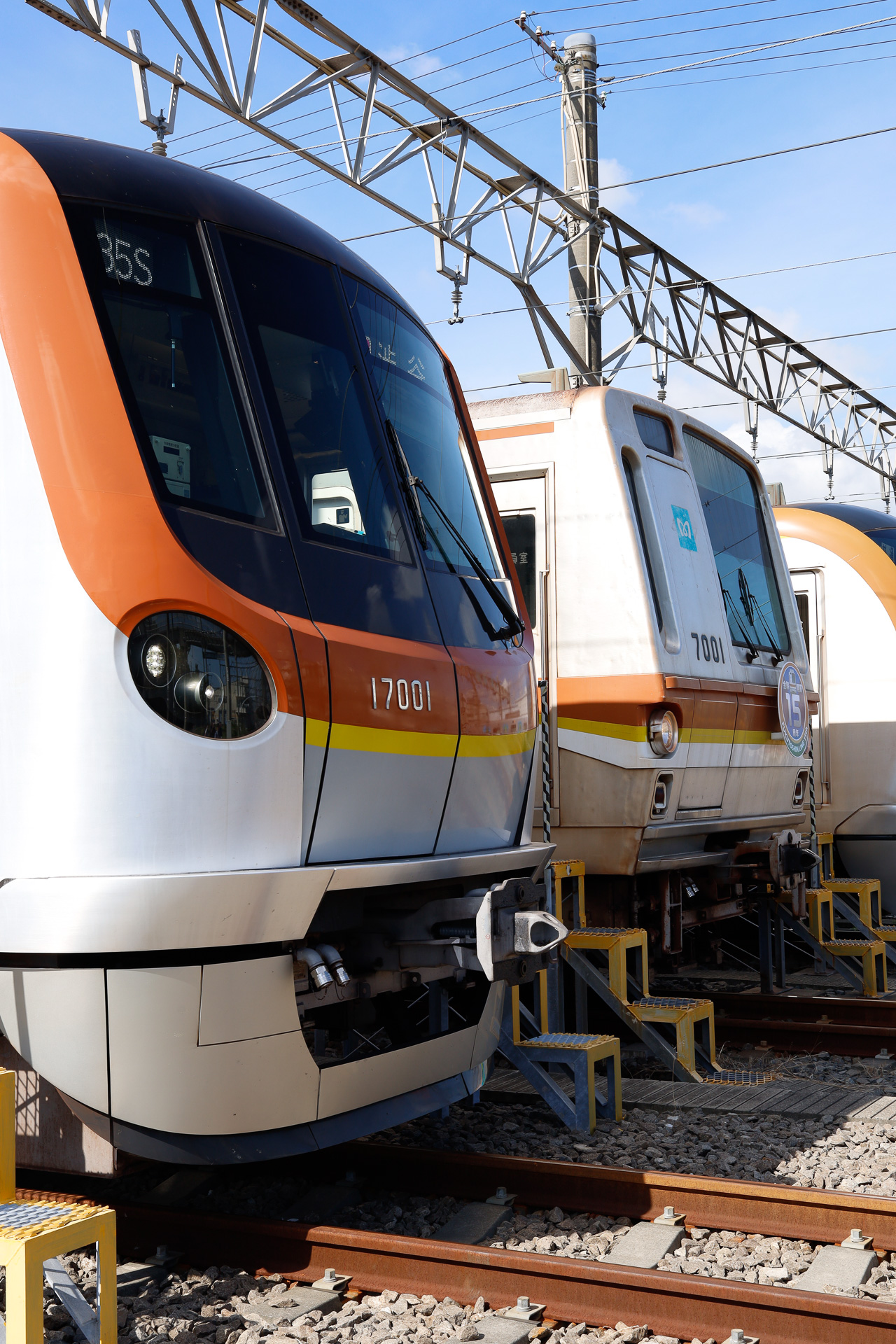 最古参の7000系（奥）と最新鋭の17000系（手前）。こうして並べてみると、デザイン面では7000系のヘリテージが17000系に受け継がれているとも感じられる