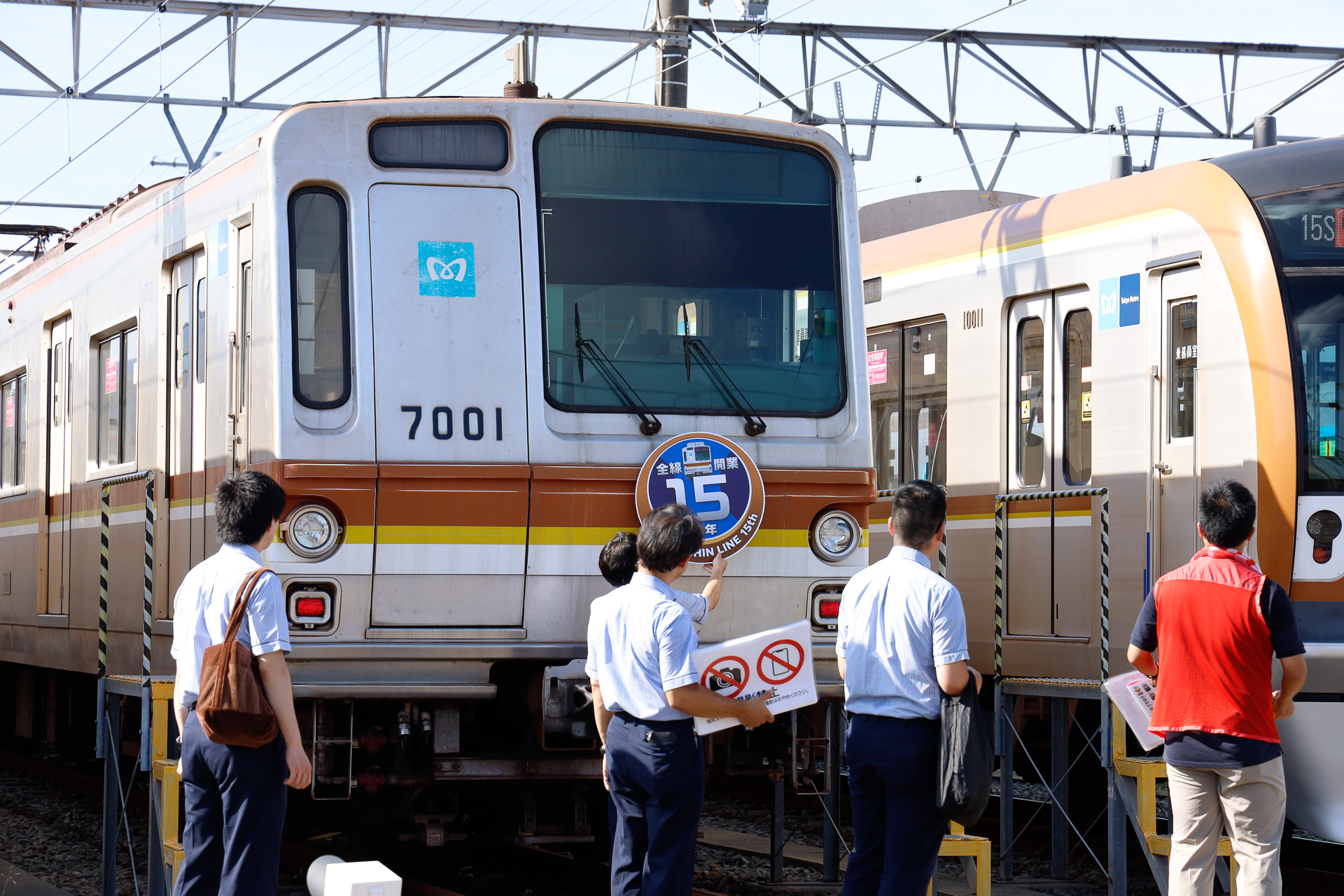7001号車に、副都心線開業15周年のヘッドマークを取り付けている様子