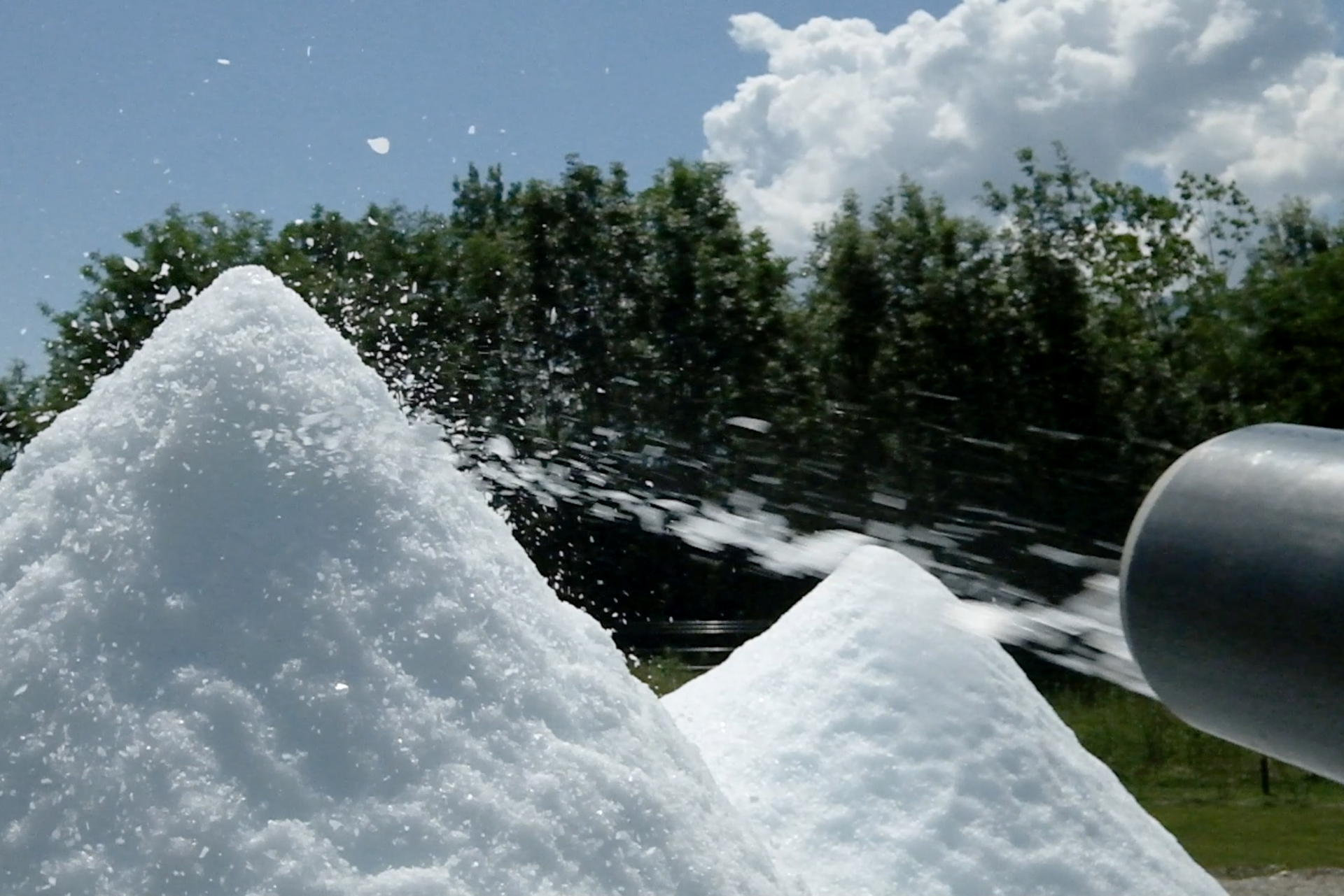 造雪機で人工的に「氷の粒」を造るゲレンデは自然雪と比べて解けにくいため、外気温が氷点下にならなくても整備できるという