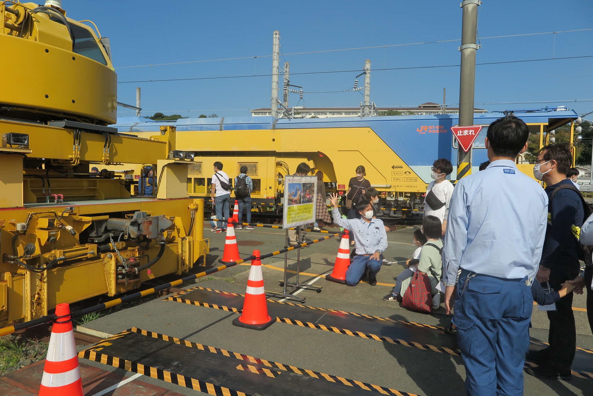 保守運用車両を間近で見学