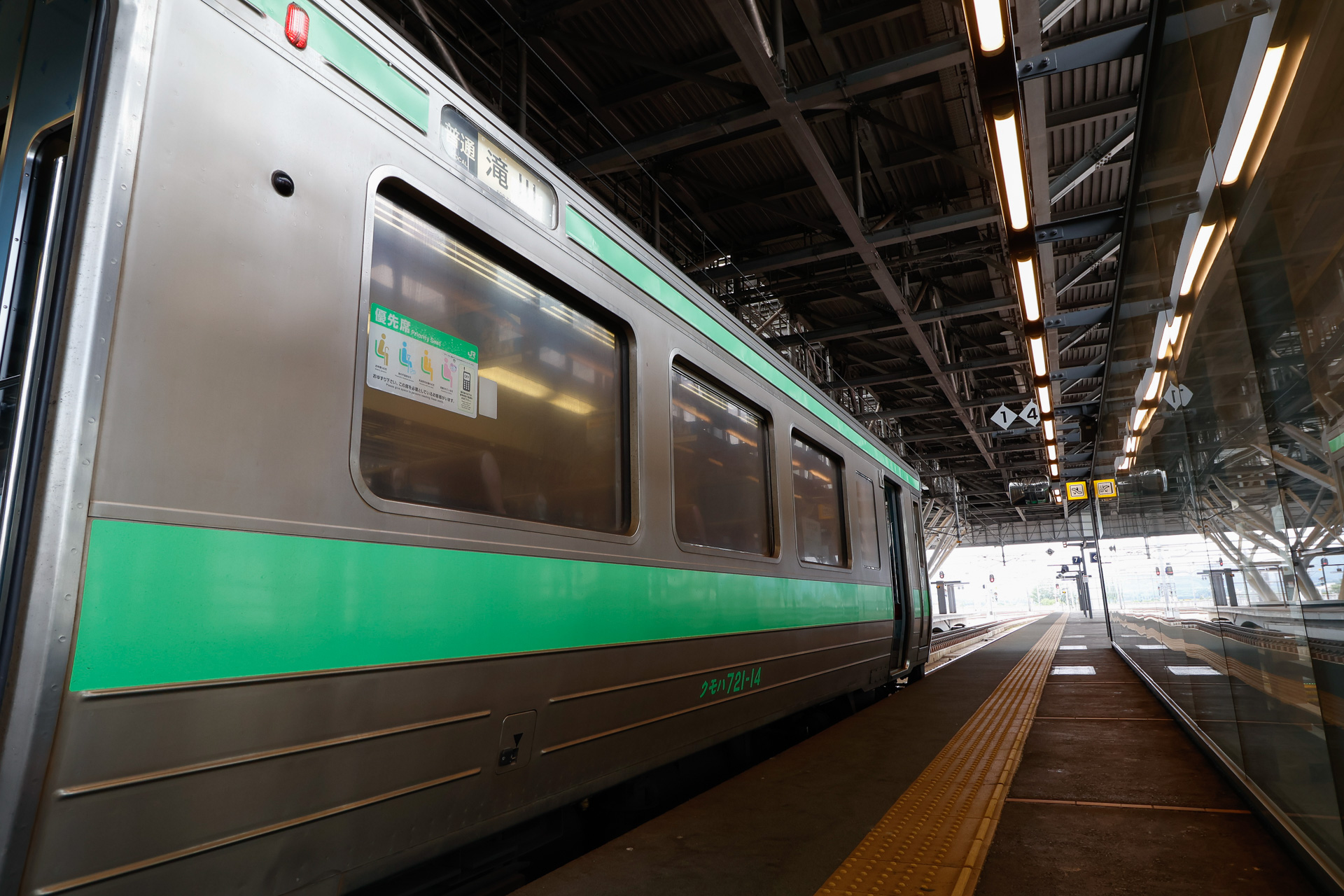 旭川で発車を待つ2328M。駅が少ない上に線形などの条件がよく、しかも待避がないのが駿足の理由