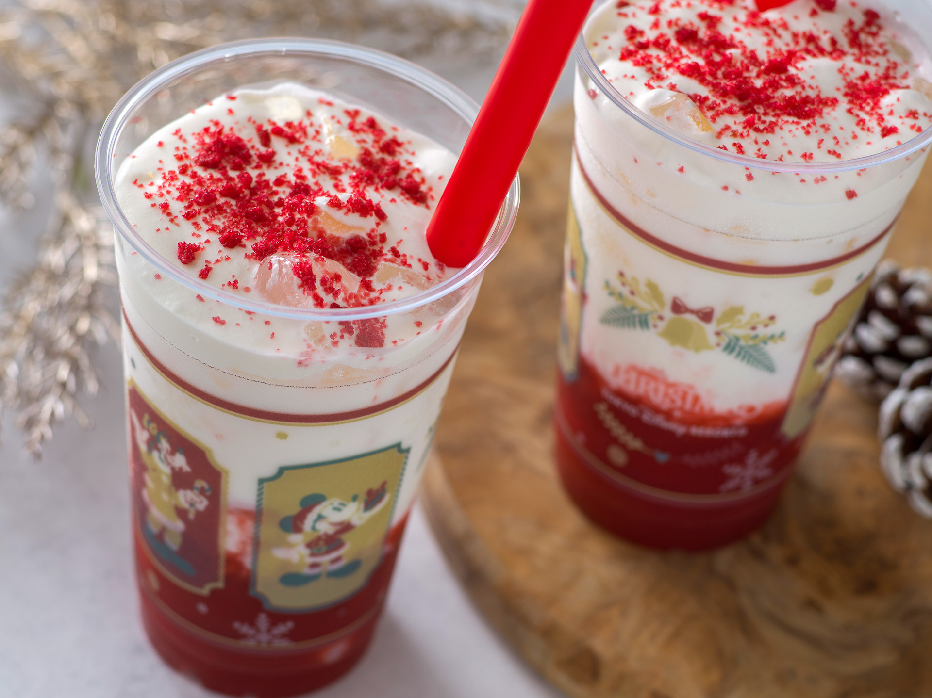 「キャンプ・ウッドチャック・キッチン」の「苺ミルク風味のタピオカドリンク」（600円）