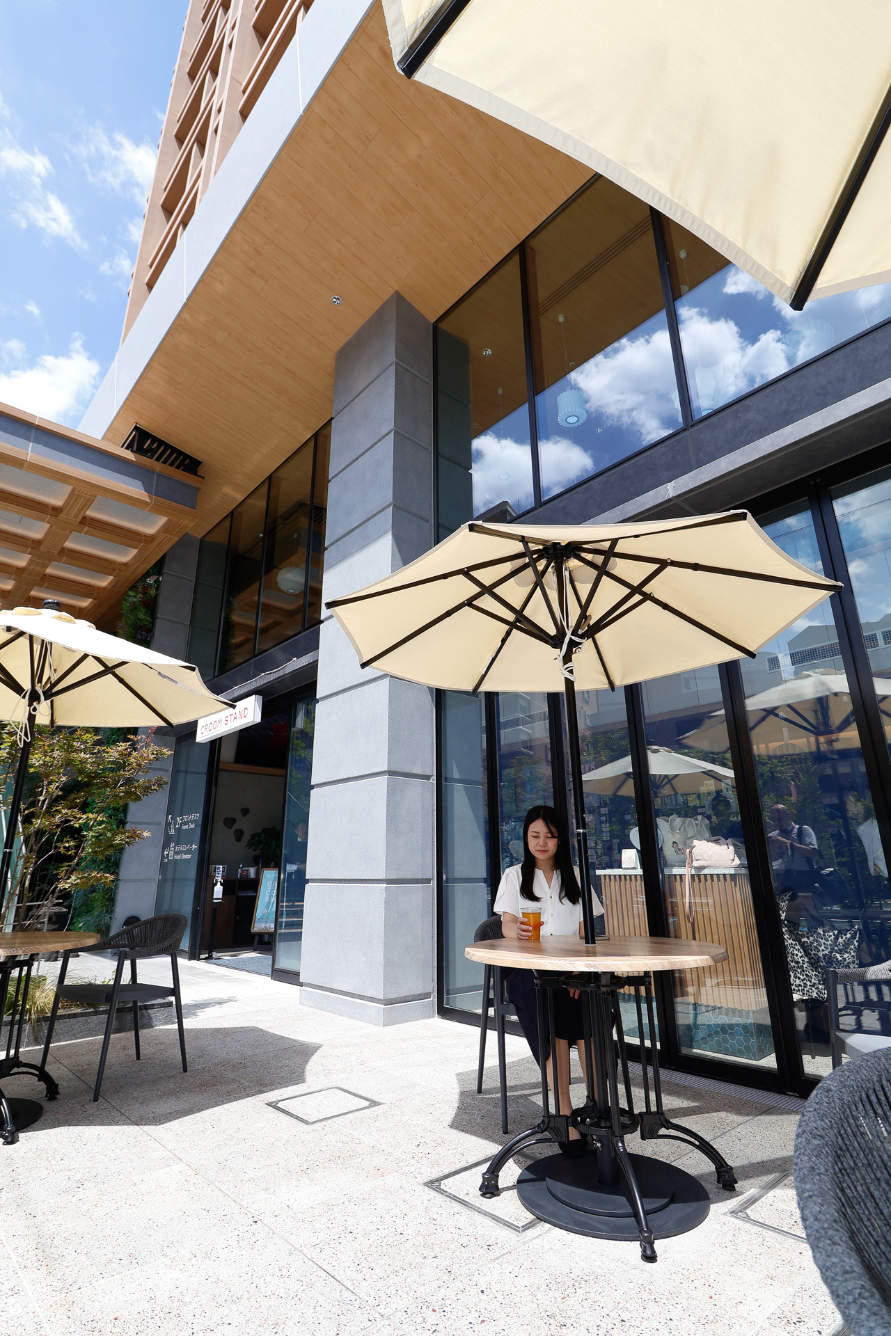 「CROOM STAND」のテラス席。気候がよい時期なら、こういう場所で仕事をするのも気持ちいいだろう