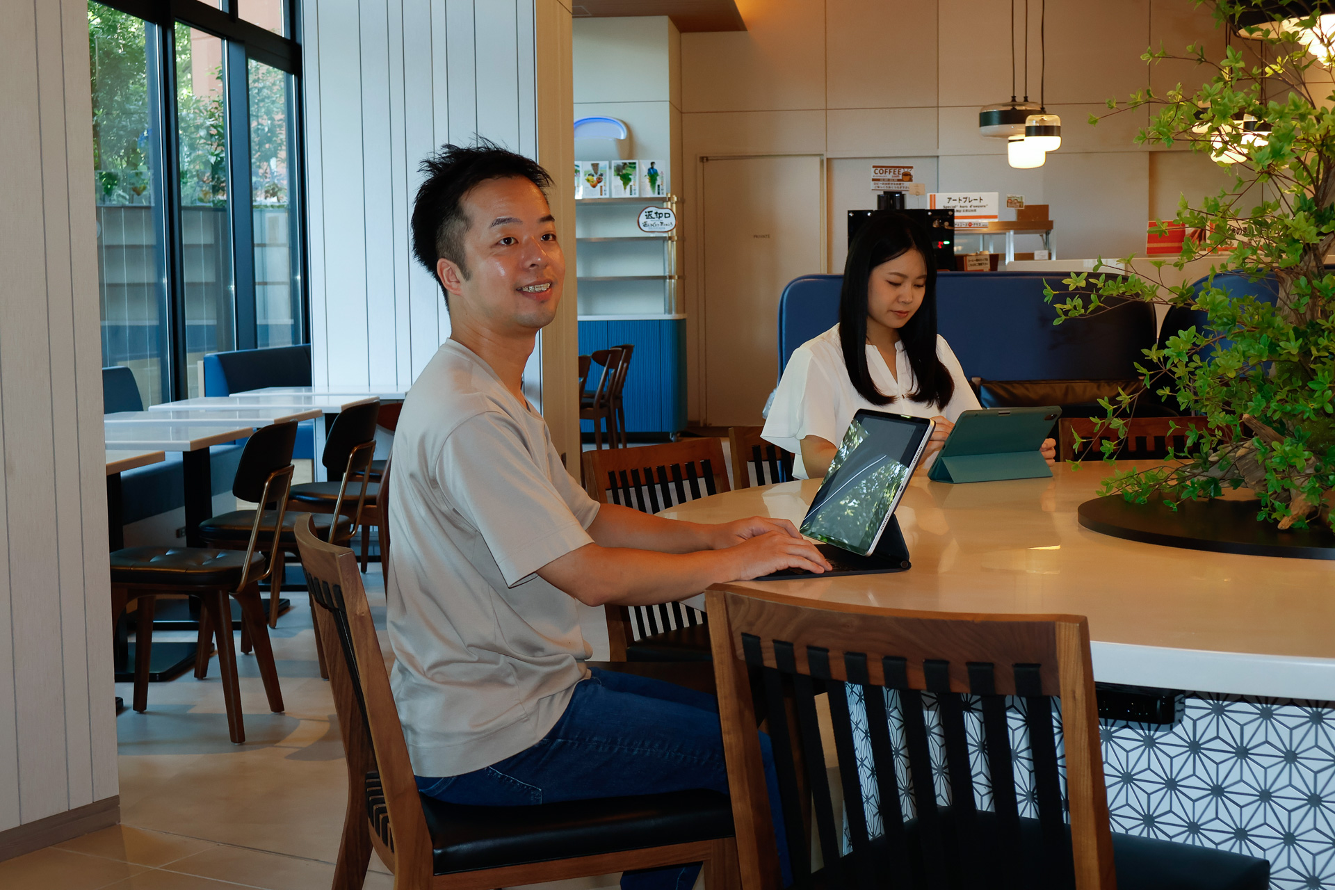 客室だけでなく、2階のコミュニティスペースで仕事をする使い方もある。電源コンセントの備えもある