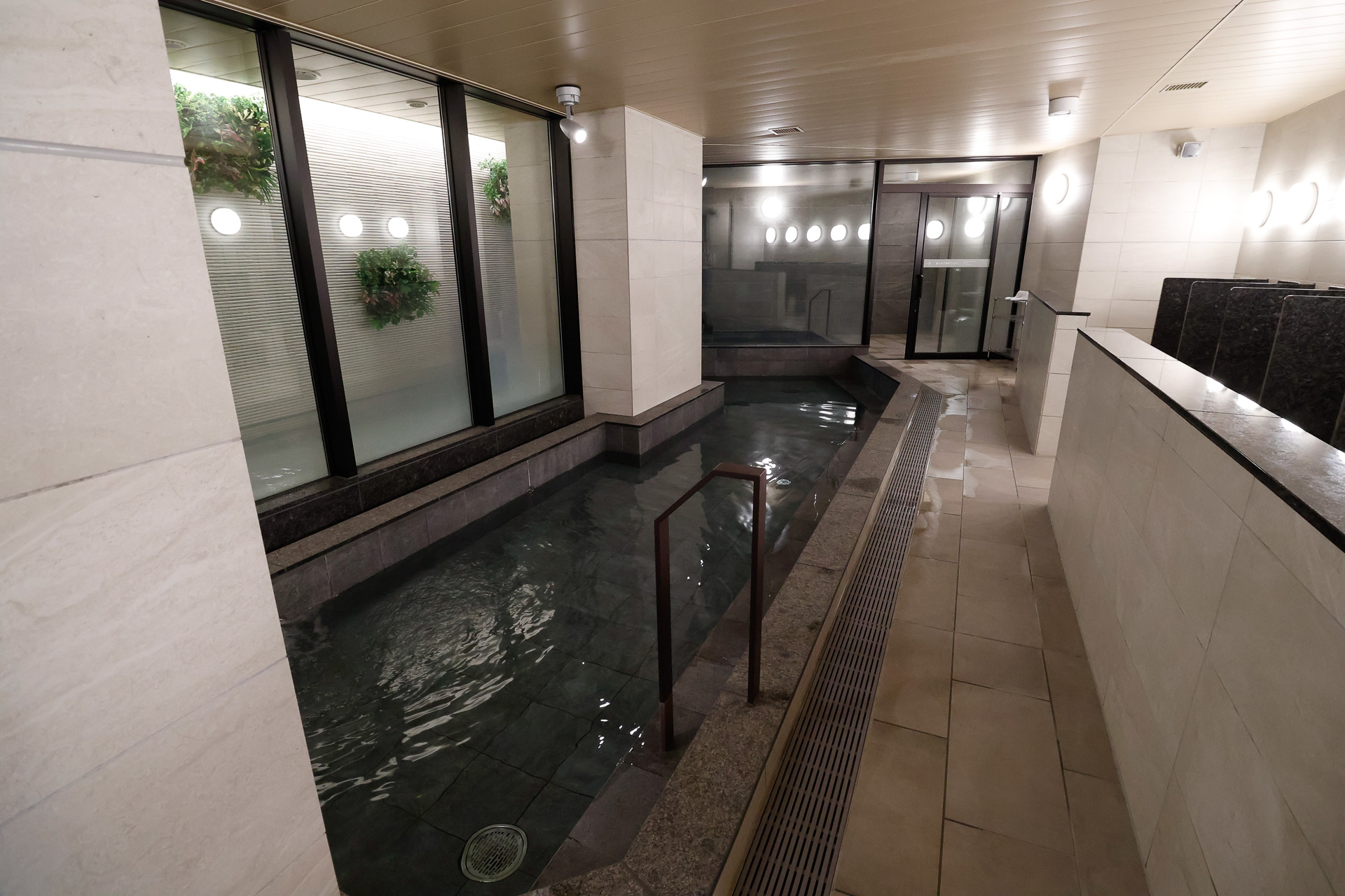 女性用大浴場。男性用より少し広いとのこと