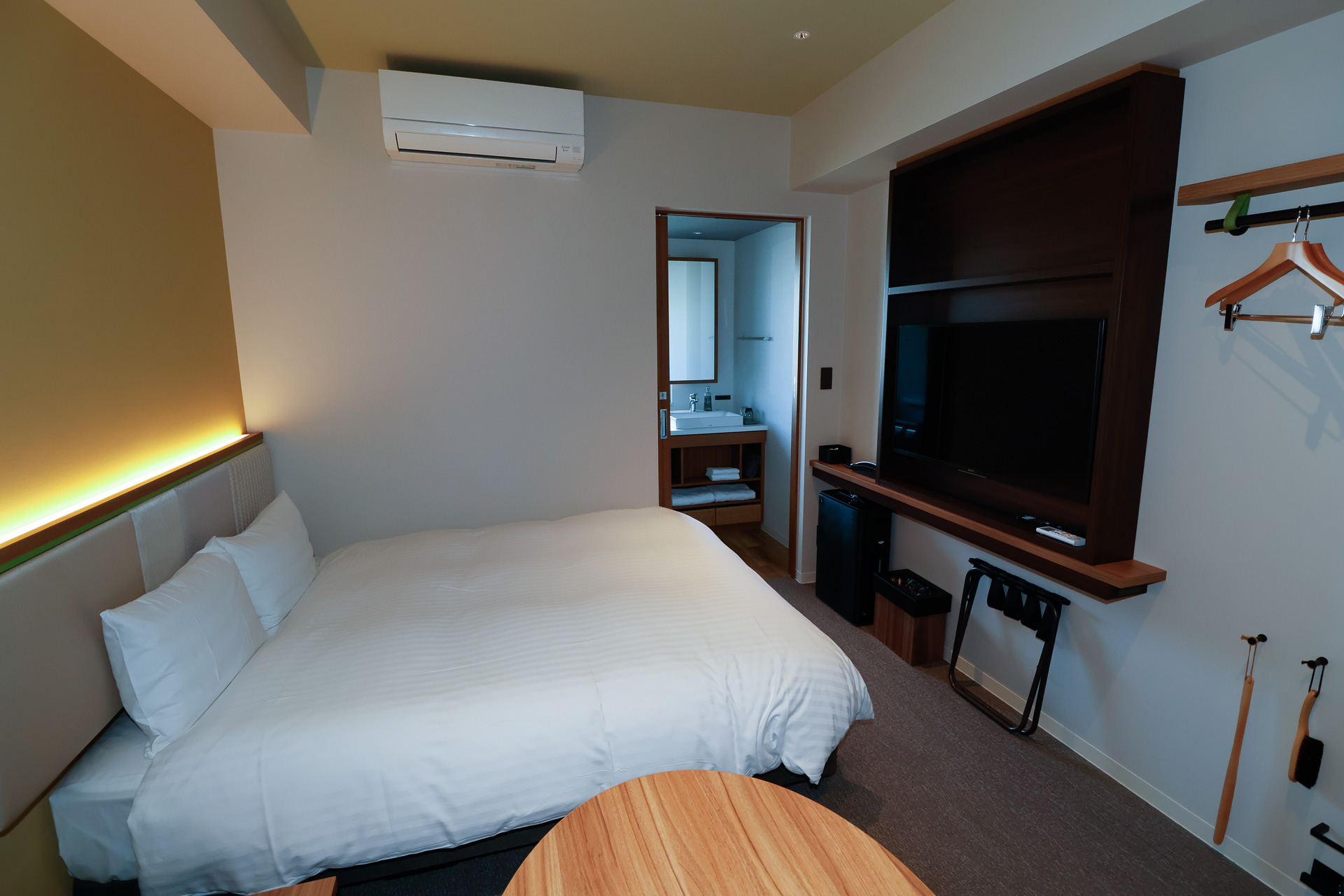 通常仕様のダブルルーム。なんと窓際にあるのはトイレ・洗面所・バスルームで、ベッドルームは通路側。TsugiTsugiの定額料金で利用できる