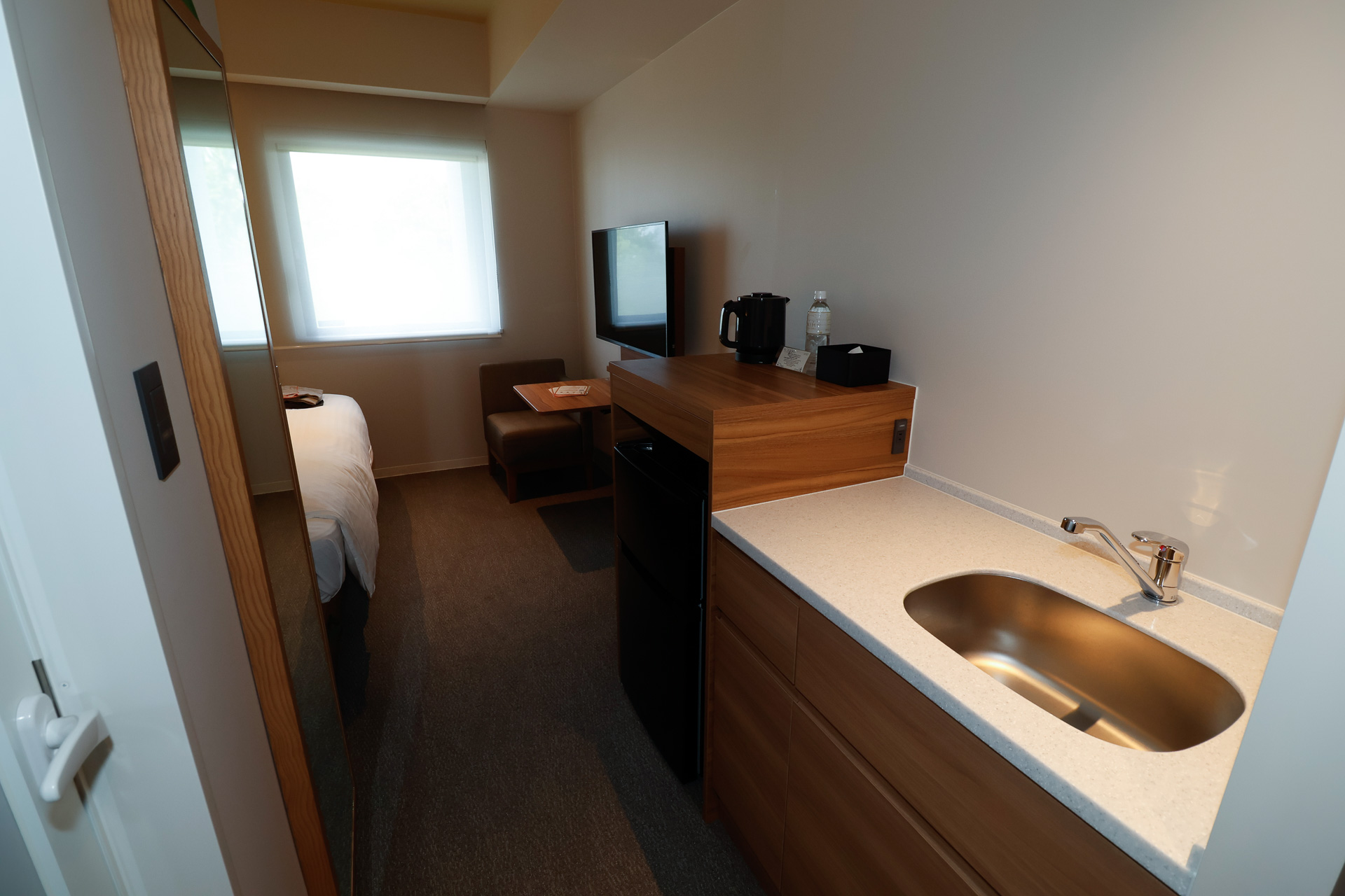 こちらは長期滞在者向けのステイタイプ。客室内に流し台、ドラム型洗濯機、電子レンジ、IHクッキングヒーターの備えがある。TsugiTsugiの定額料金で利用できる