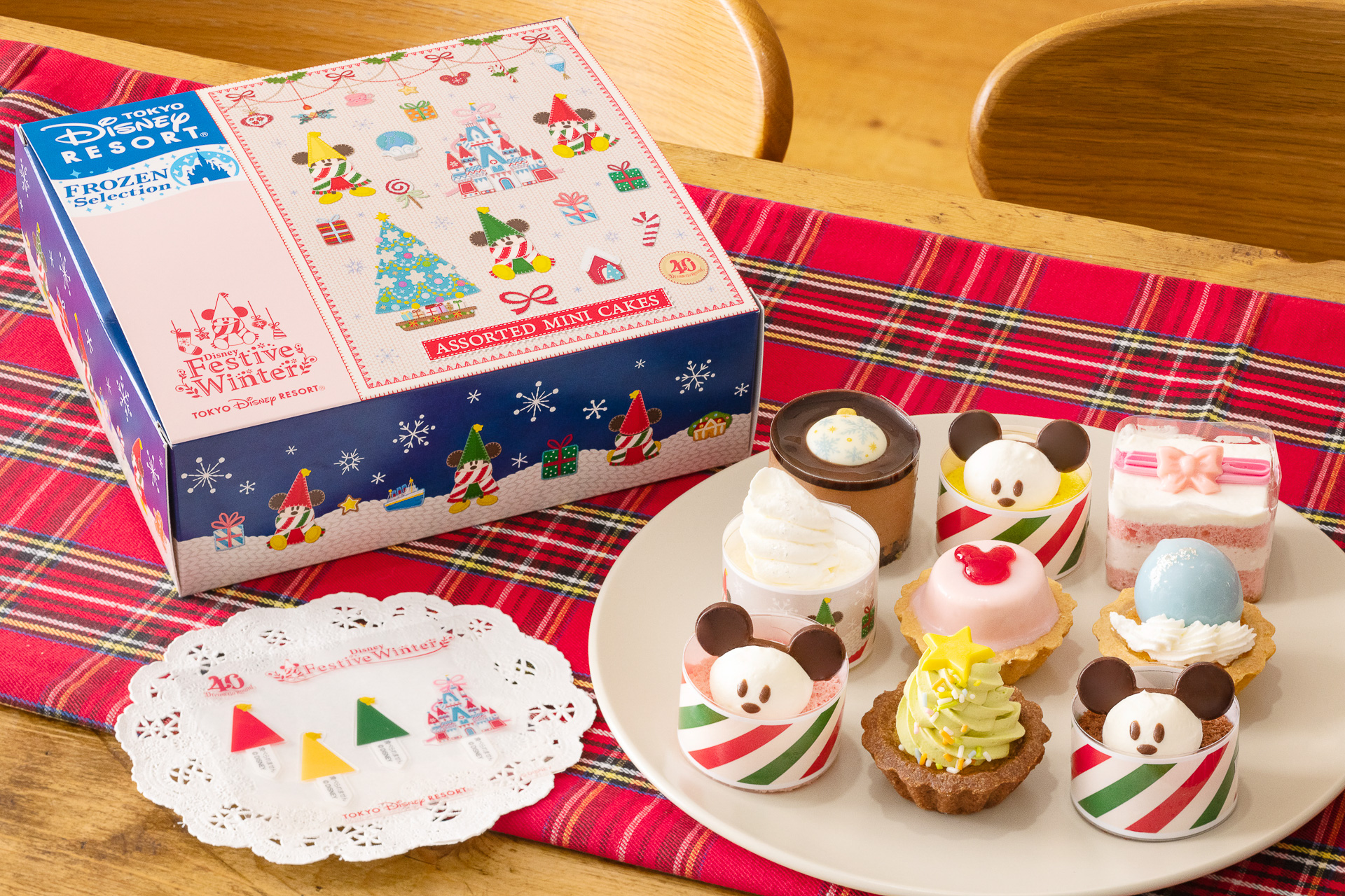 「東京ディズニーリゾート・フローズンセレクション」に期間限定で「アソーテッド・ミニケーキ」（4000円）が新登場